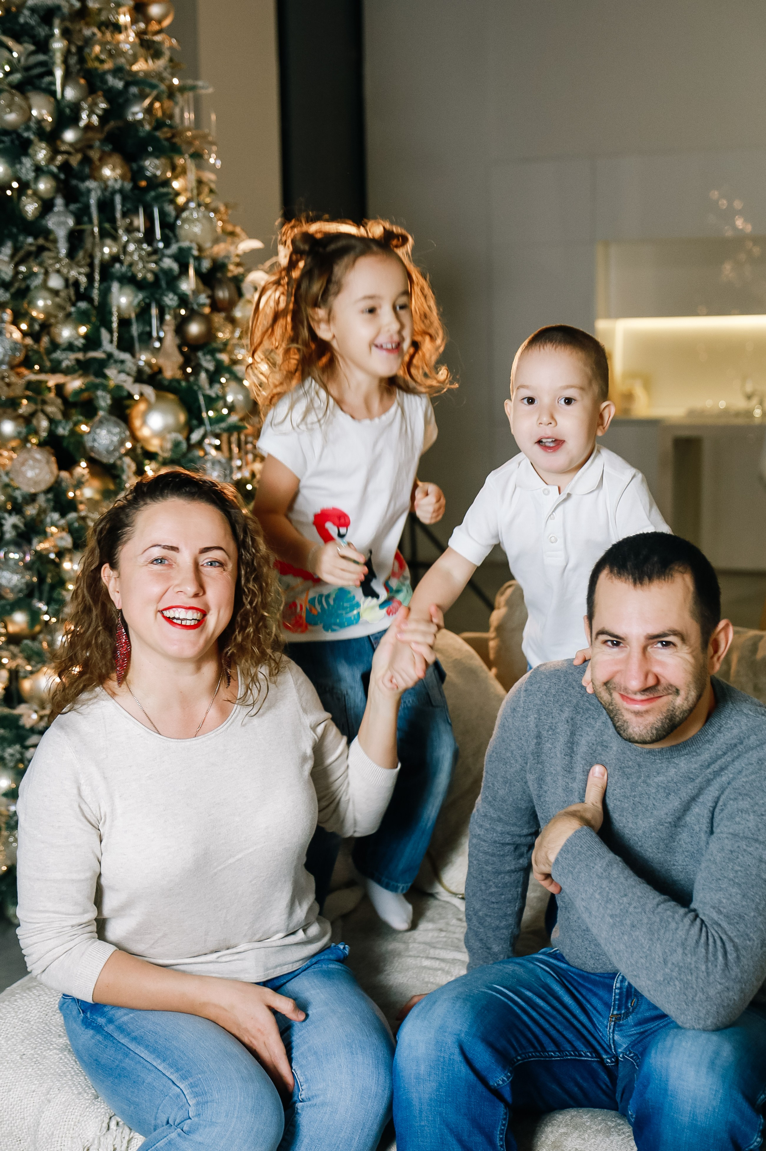 Дружная семья с четырьмя детьми. Визуал для эспертов и блогеров