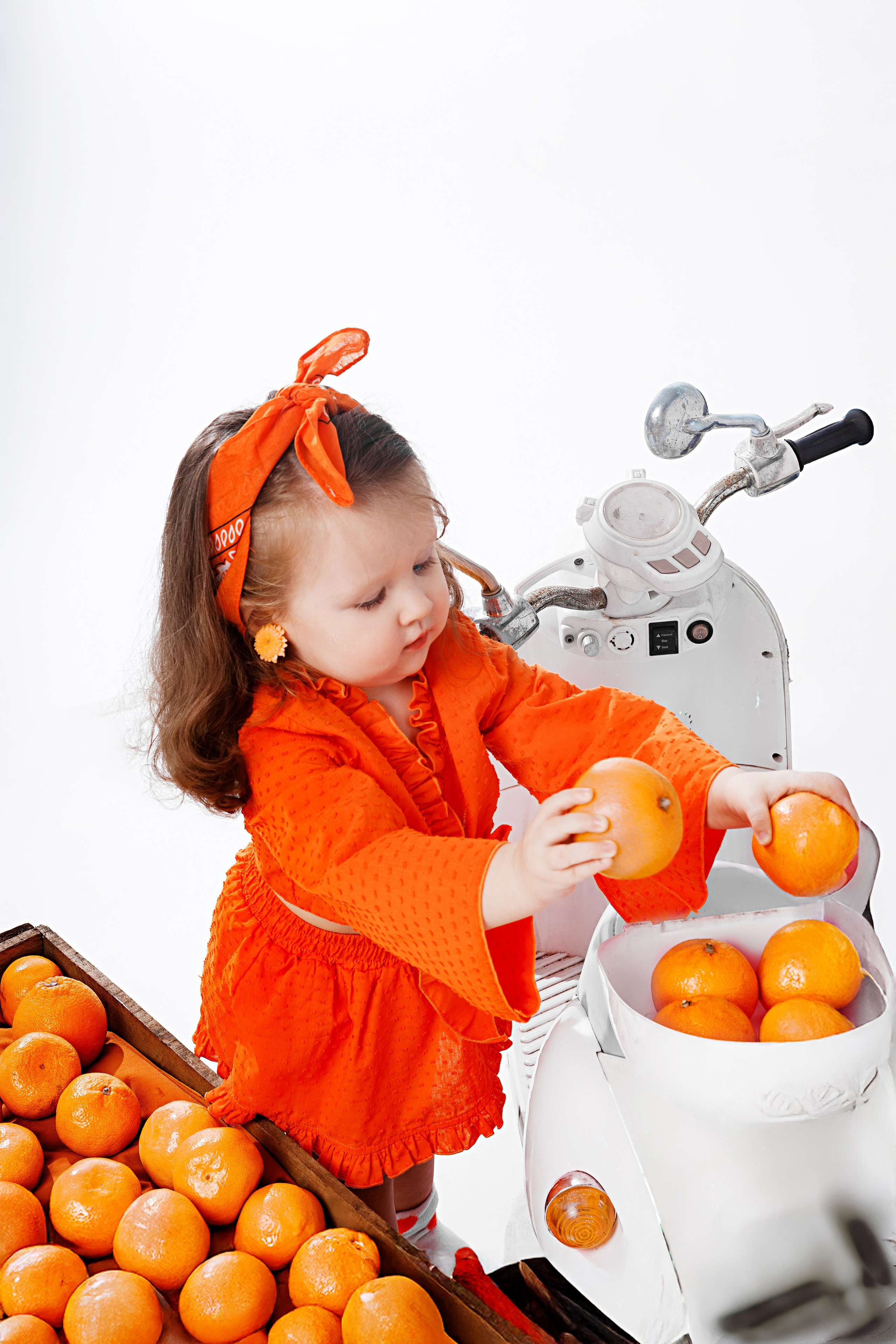 Детская фотосессия с мандаринами в студии в Сочи. Детский студийный фотограф Сочи