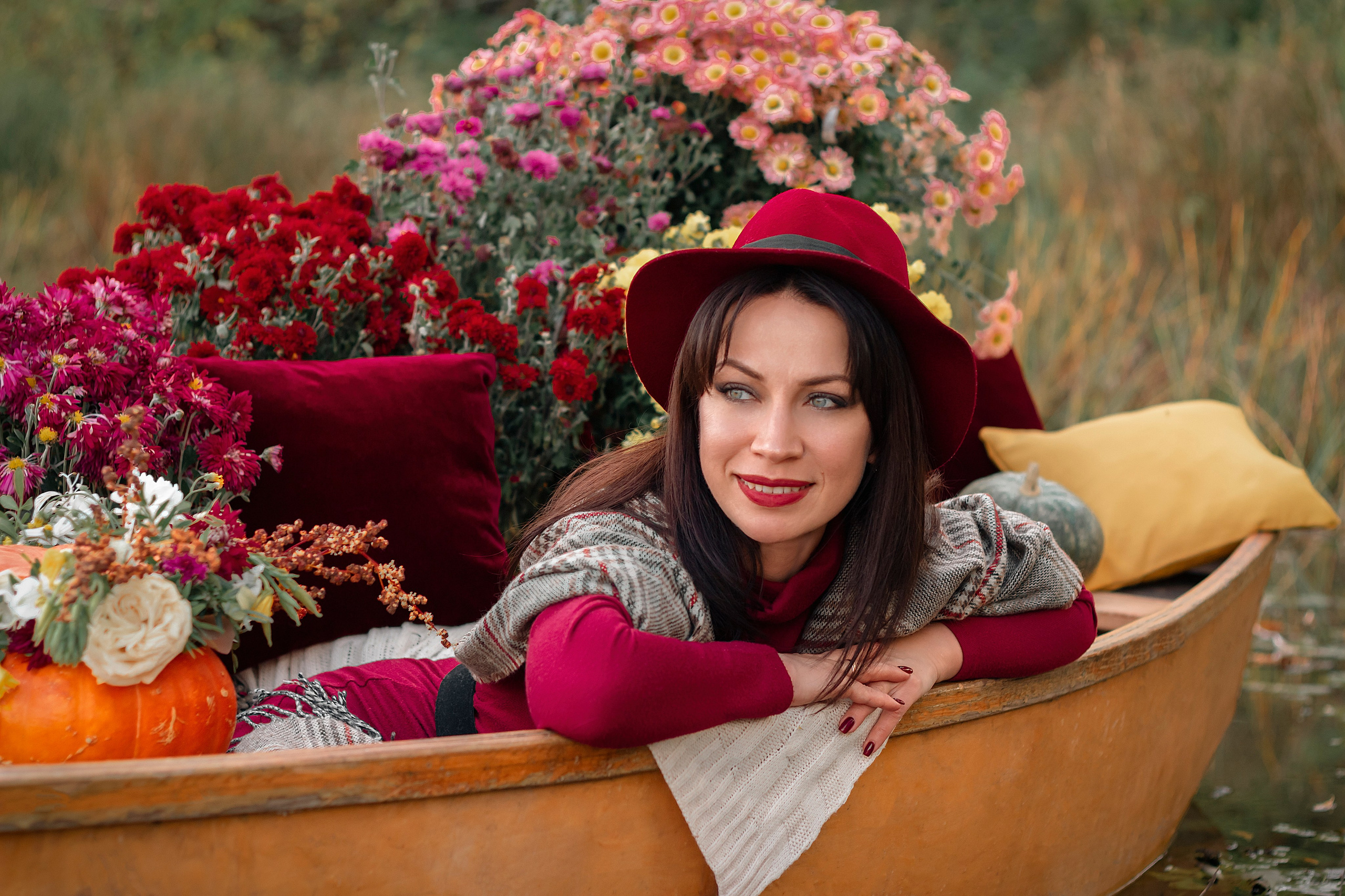 Лодка с хризантемами. Фотограф Ольга Бобб Нижний Новгород