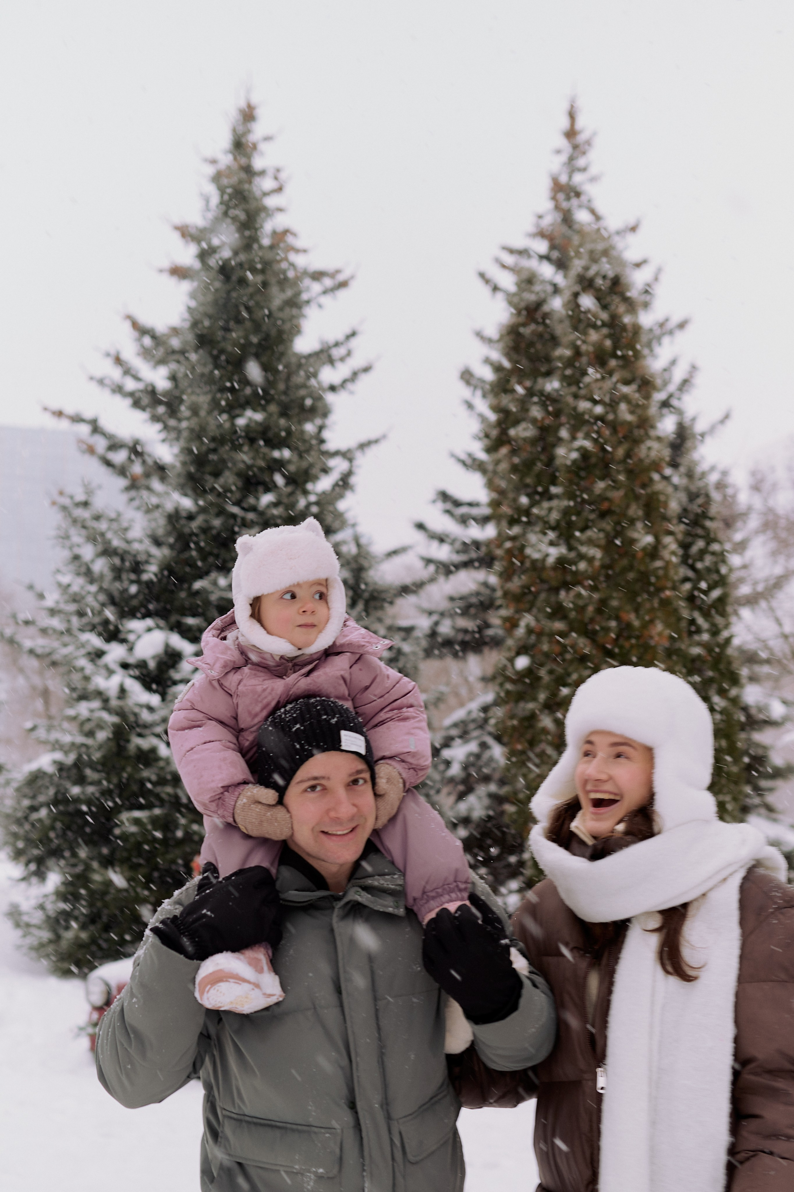 Андрей, Леся и Василиса в снежном парке. Семейный и свадебный lifestyle-фотограф в Москве Мария Петрова