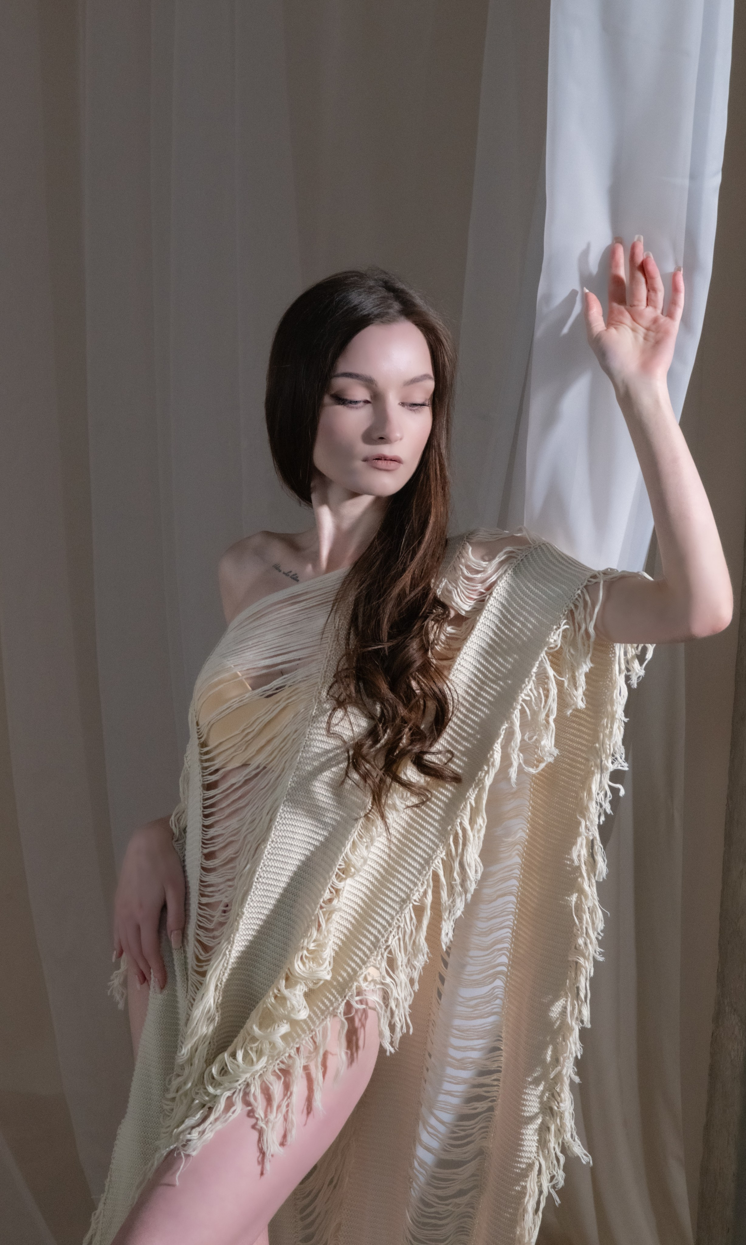 Фотосессия девушки в полуобнажённом образе — прикосновение к ткани и атмосфера уединения
