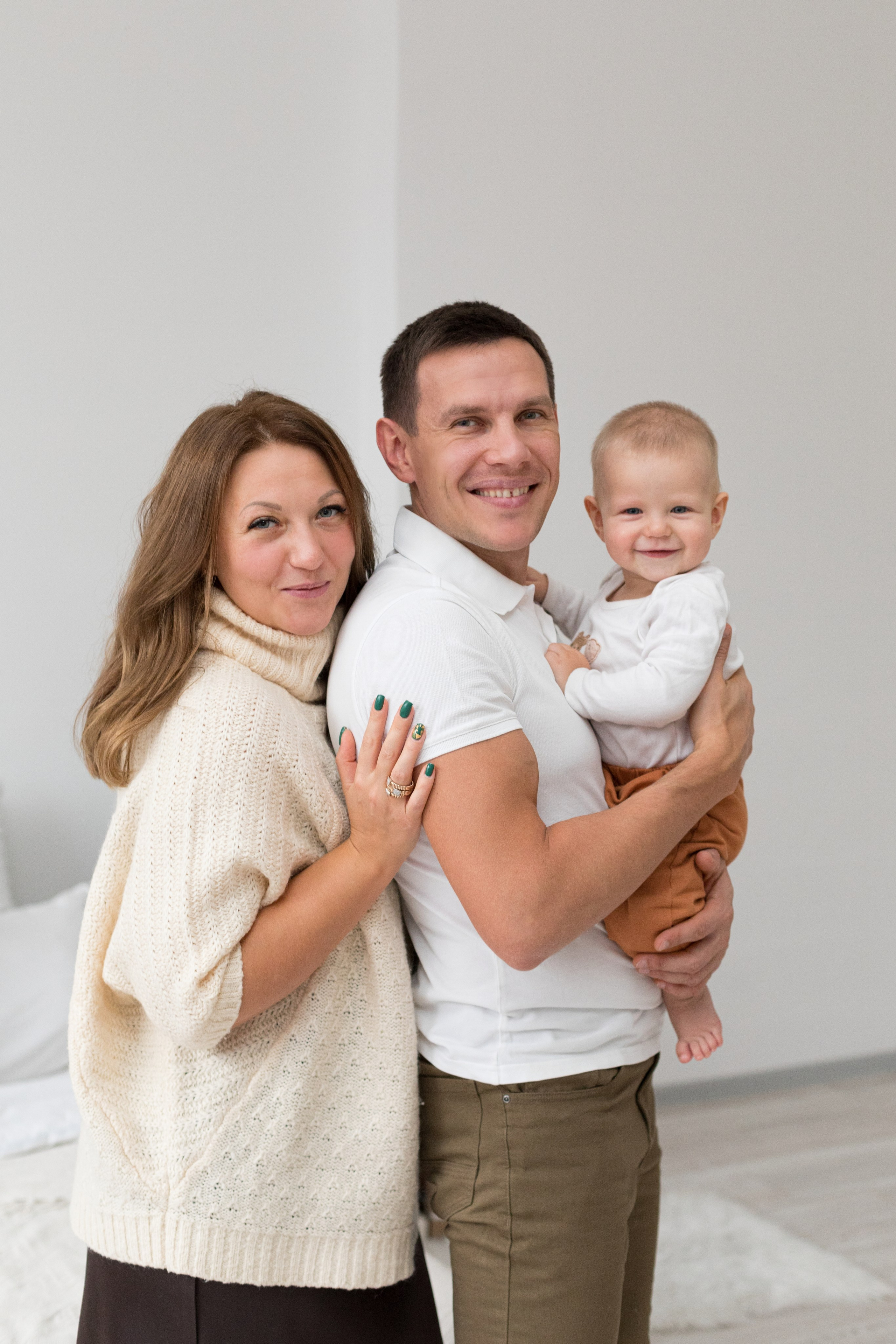 Студийная новогодняя фотосессия семьи. Детский и контент фотограф Надя Волкова Санкт-Петербург