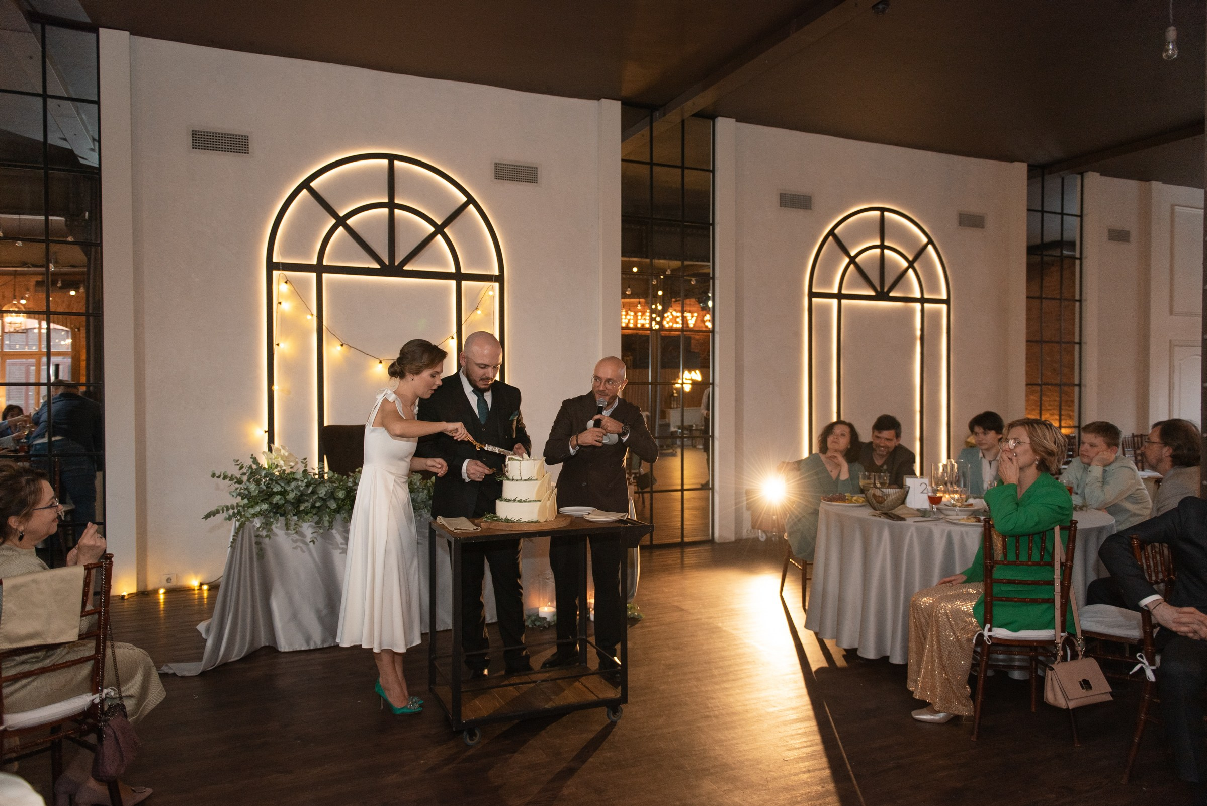 свадебный банкет в весеннем лофте