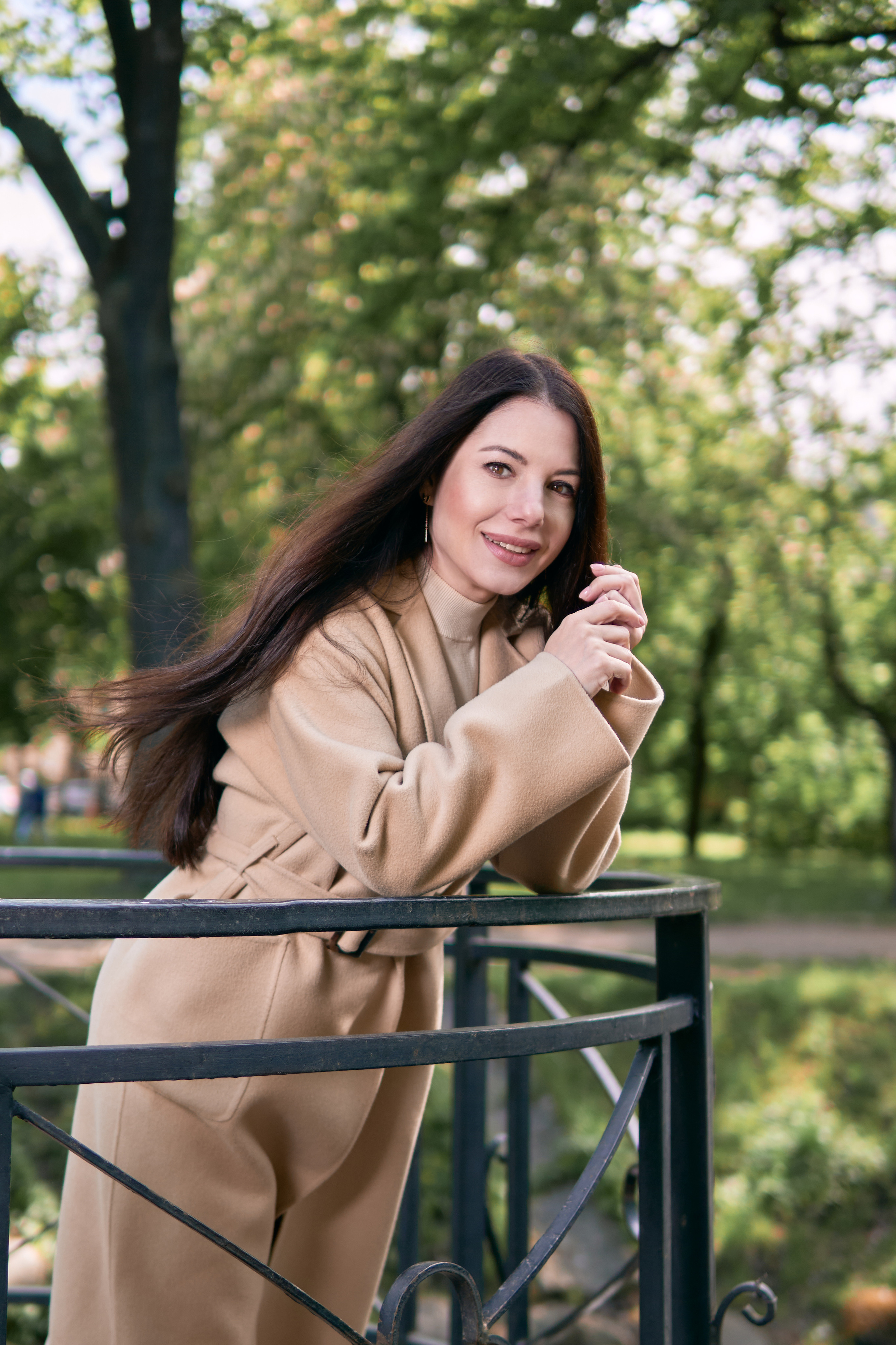 strobist, стробизм, прогулочная фотосессия в парке, девушка в бежевом пальто с черными волосами, съемка со вспышкой