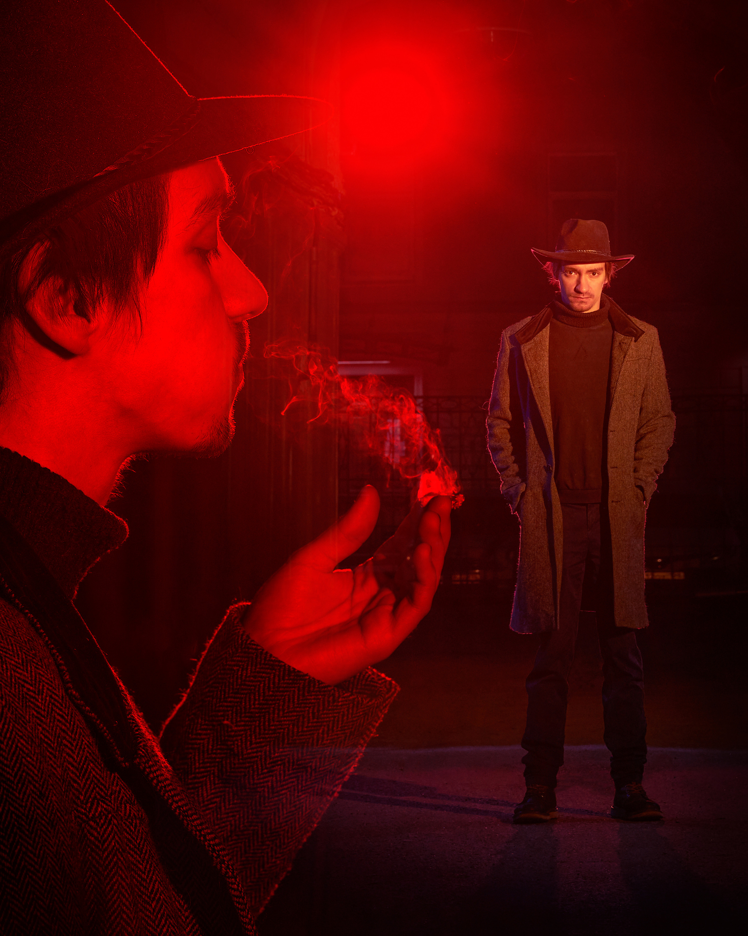 strobist, стробизм, прогулочная фотосессия в городе,нуар, съемка со вспышкой, фотосессия мужская в Санкт-Петербурге, парень в пальто с сигаретой