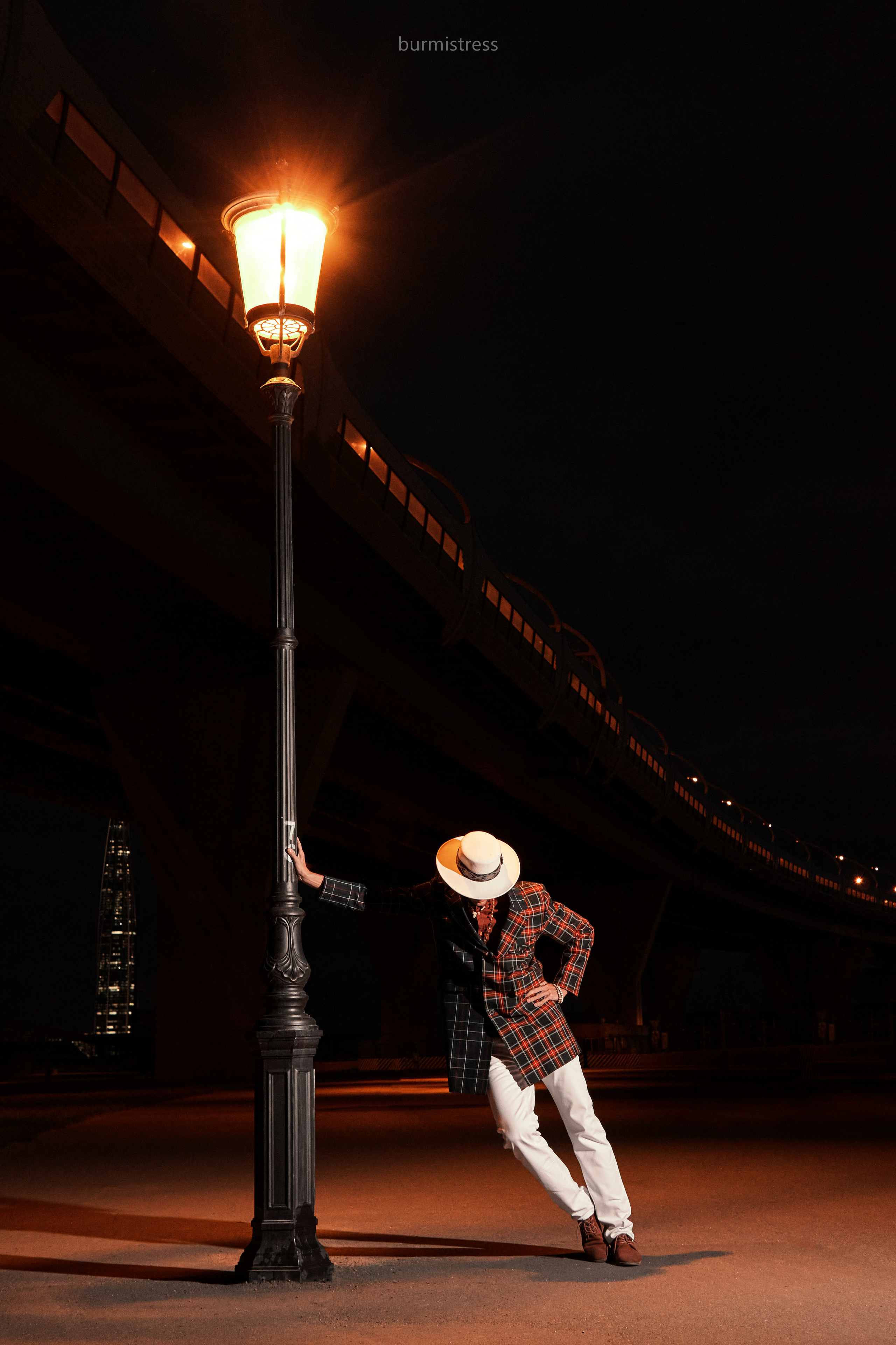 стильная фотосессия со вспышкой мужчины танцора ночью в Санкт-Петербурге в образе с белой шляпой на фоне фонарей в стиле кино или мюзикла, стробизм ночью