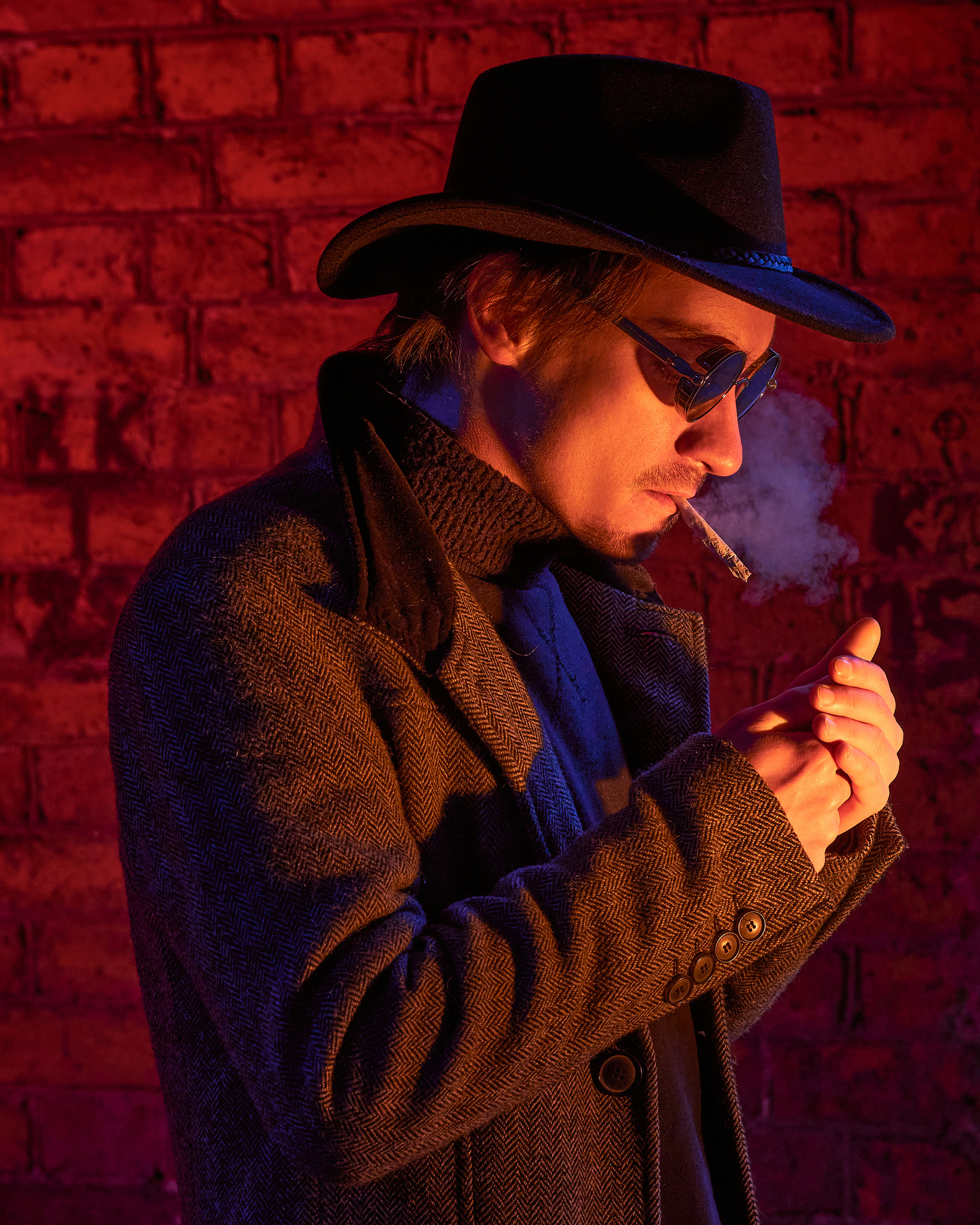 strobist, стробизм, прогулочная фотосессия в городе,нуар, съемка со вспышкой, фотосессия мужская в Санкт-Петербурге, парень в пальто с сигаретой на фоне кирпичной стены
