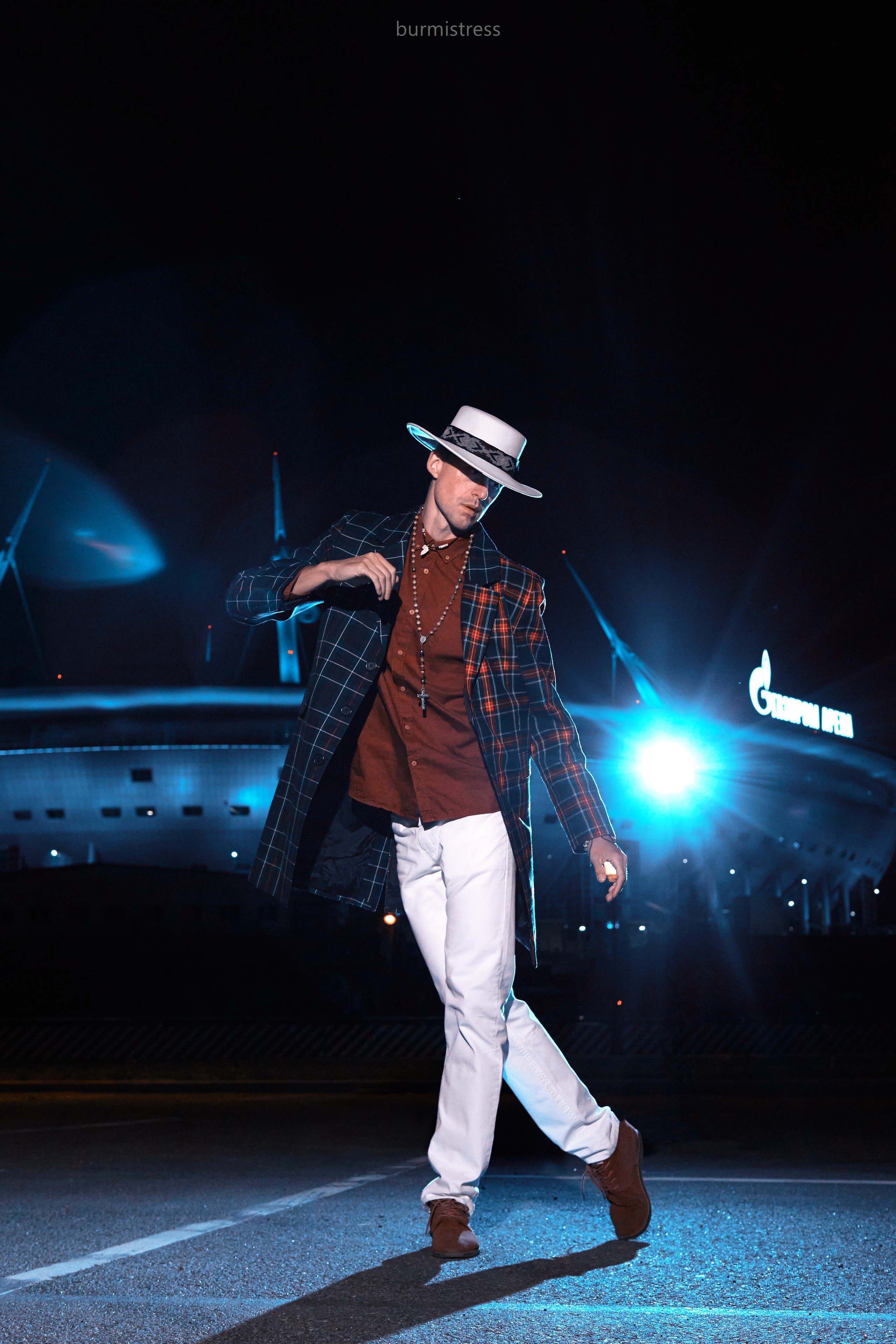 стильная фотосессия со вспышкой мужчины танцора ночью в Санкт-Петербурге в образе с белой шляпой на фоне фонарей и зенит арены на крестовском острове в стиле кино или мюзикла, стробизм ночью, синий свет