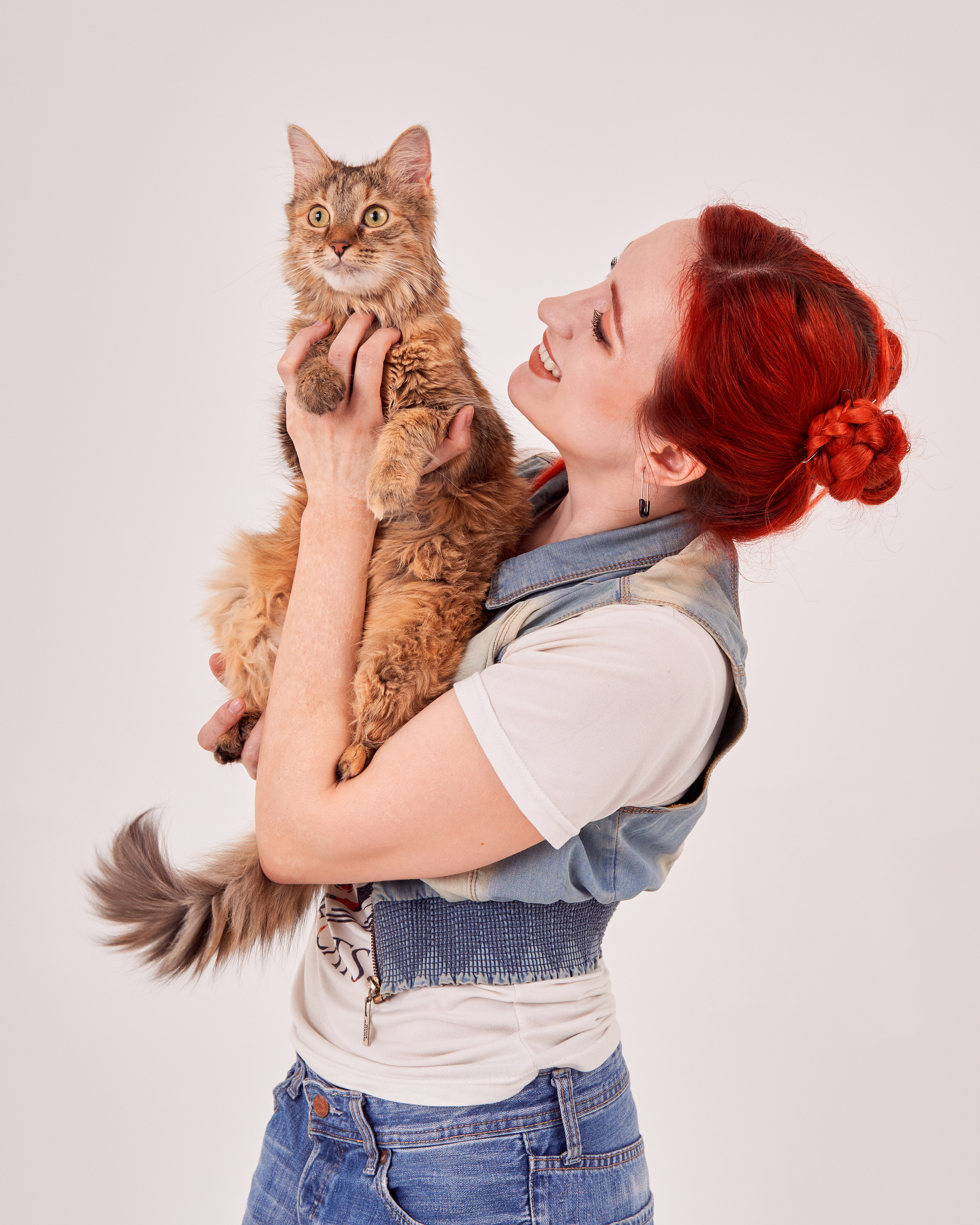 оригинальная фотосессия с кошками на циклораме на белом фоне в джинсовом образе