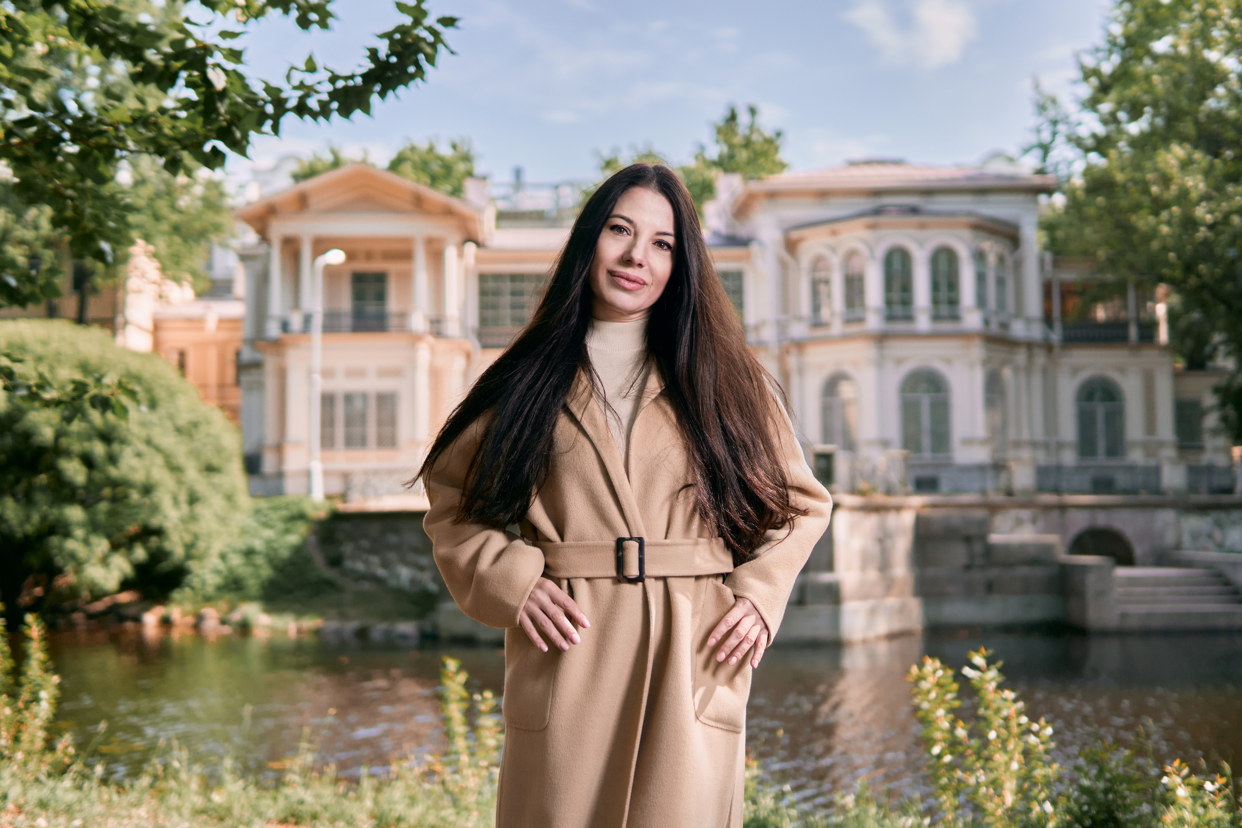 strobist, стробизм, прогулочная фотосессия в парке, девушка в бежевом пальто с черными волосами, съемка со вспышкой