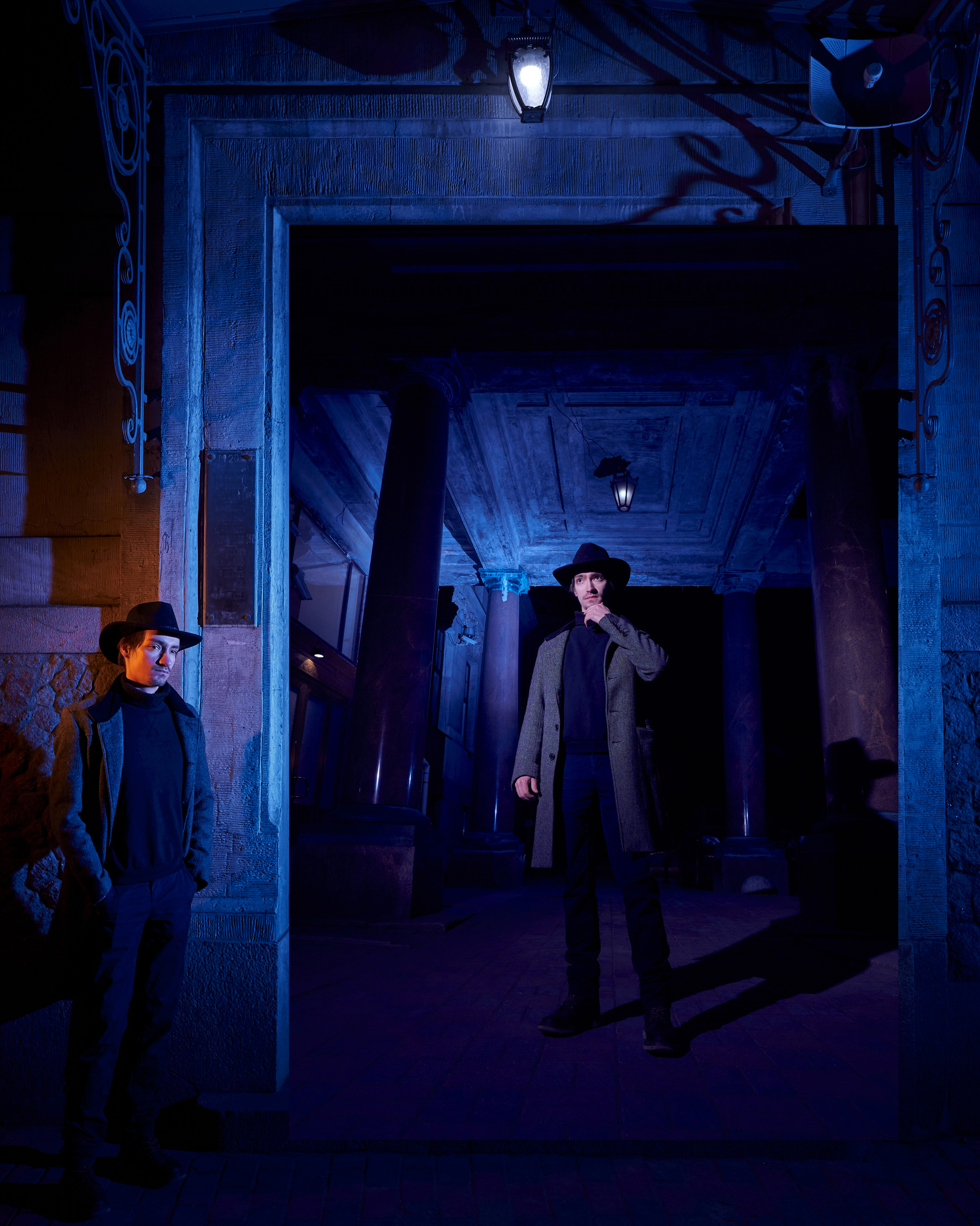 strobist, стробизм, прогулочная фотосессия в городе,нуар, съемка со вспышкой, фотосессия мужская в Санкт-Петербурге, парень в пальто 