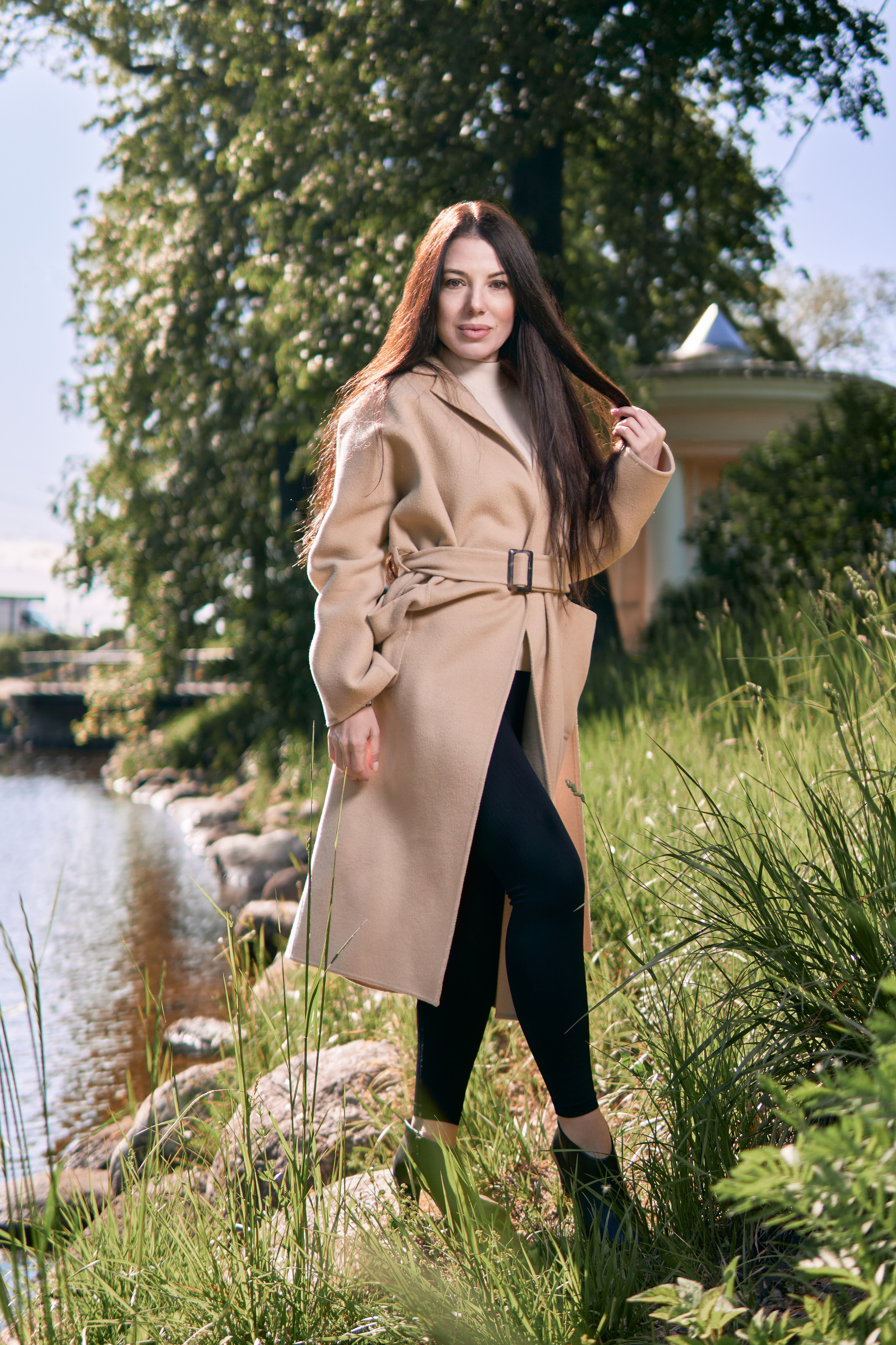 strobist, стробизм, прогулочная фотосессия в парке, девушка в бежевом пальто с черными волосами, съемка со вспышкой