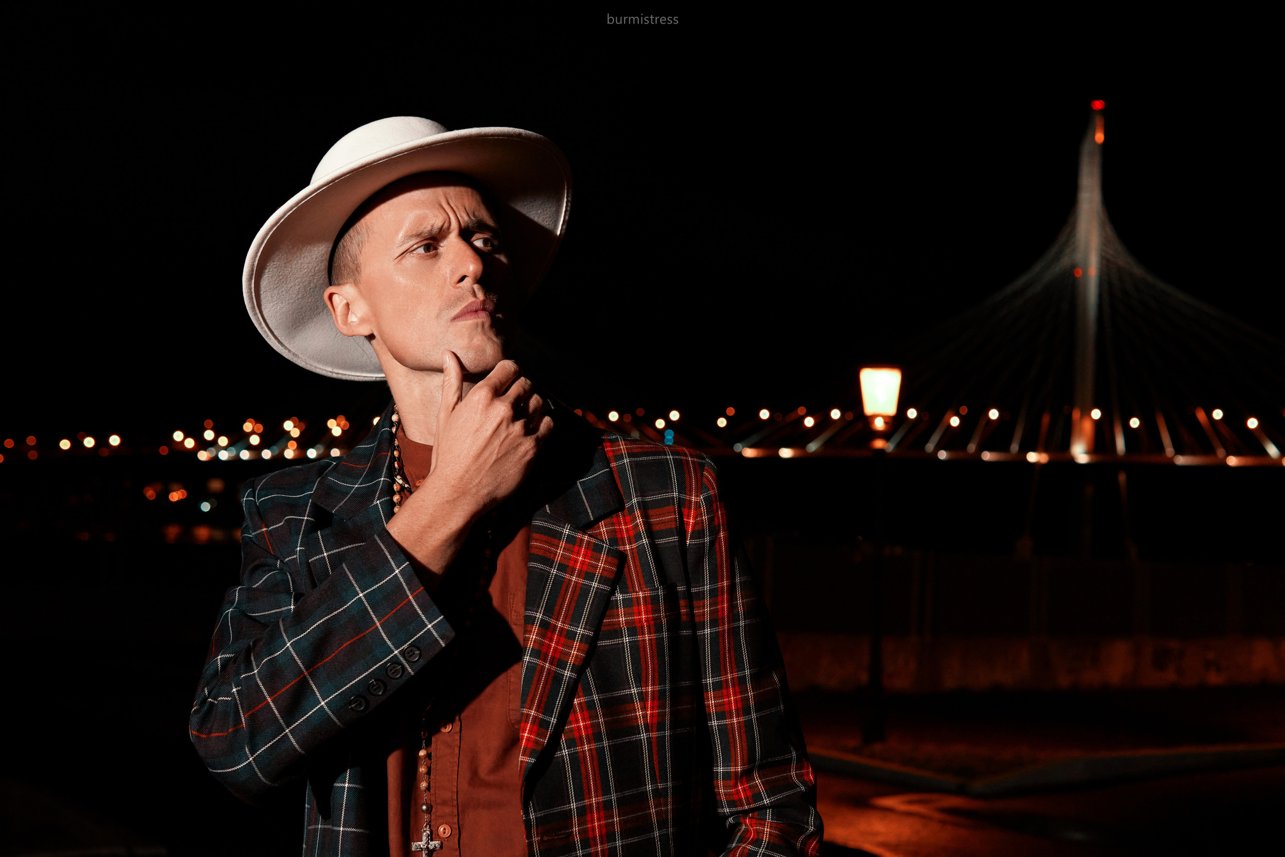 стильная фотосессия со вспышкой мужчины танцора ночью в Санкт-Петербурге в образе с белой шляпой на фоне фонарей в стиле кино или мюзикла, стробизм ночью