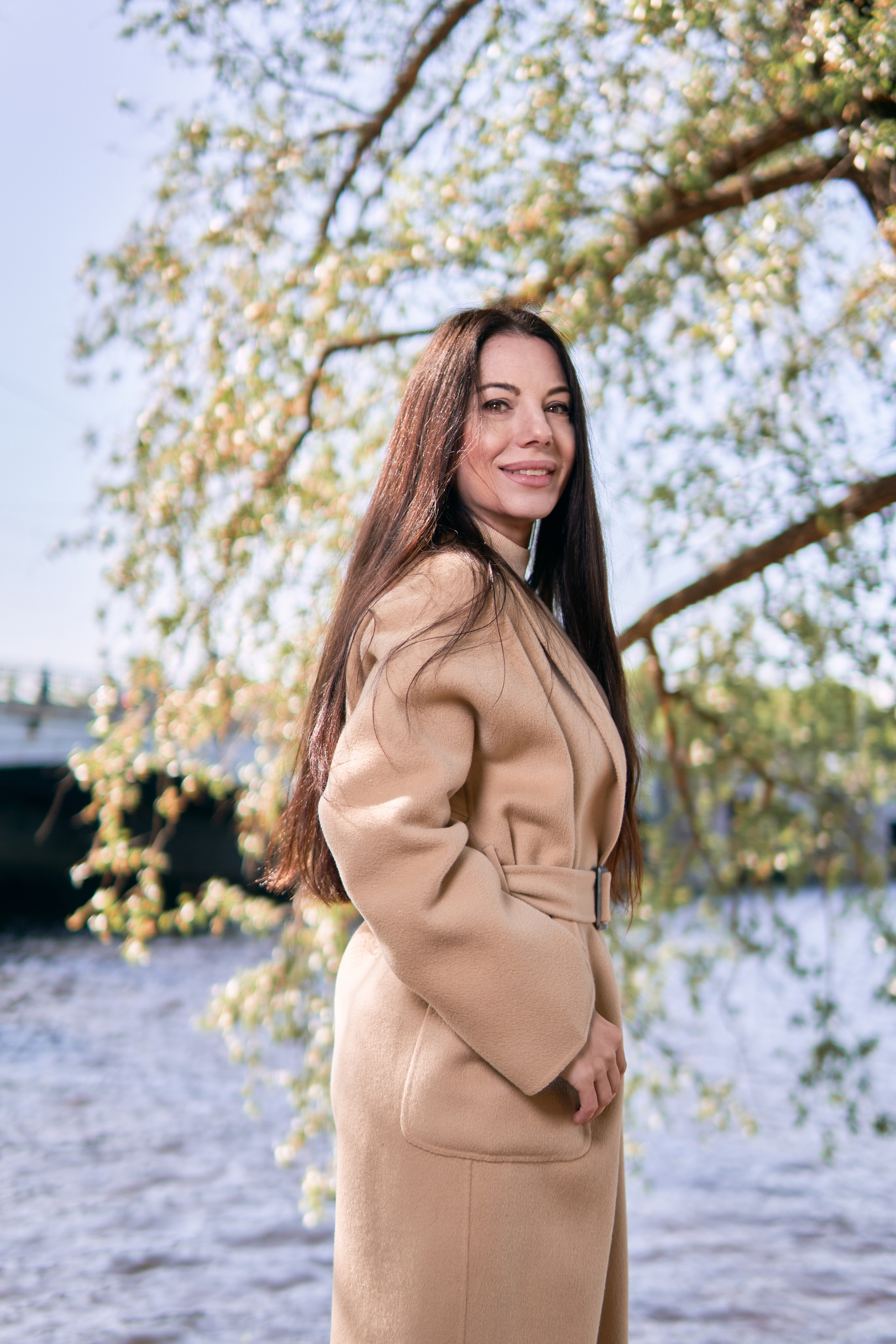 strobist, стробизм, прогулочная фотосессия в парке, девушка в бежевом пальто с черными волосами, съемка со вспышкой