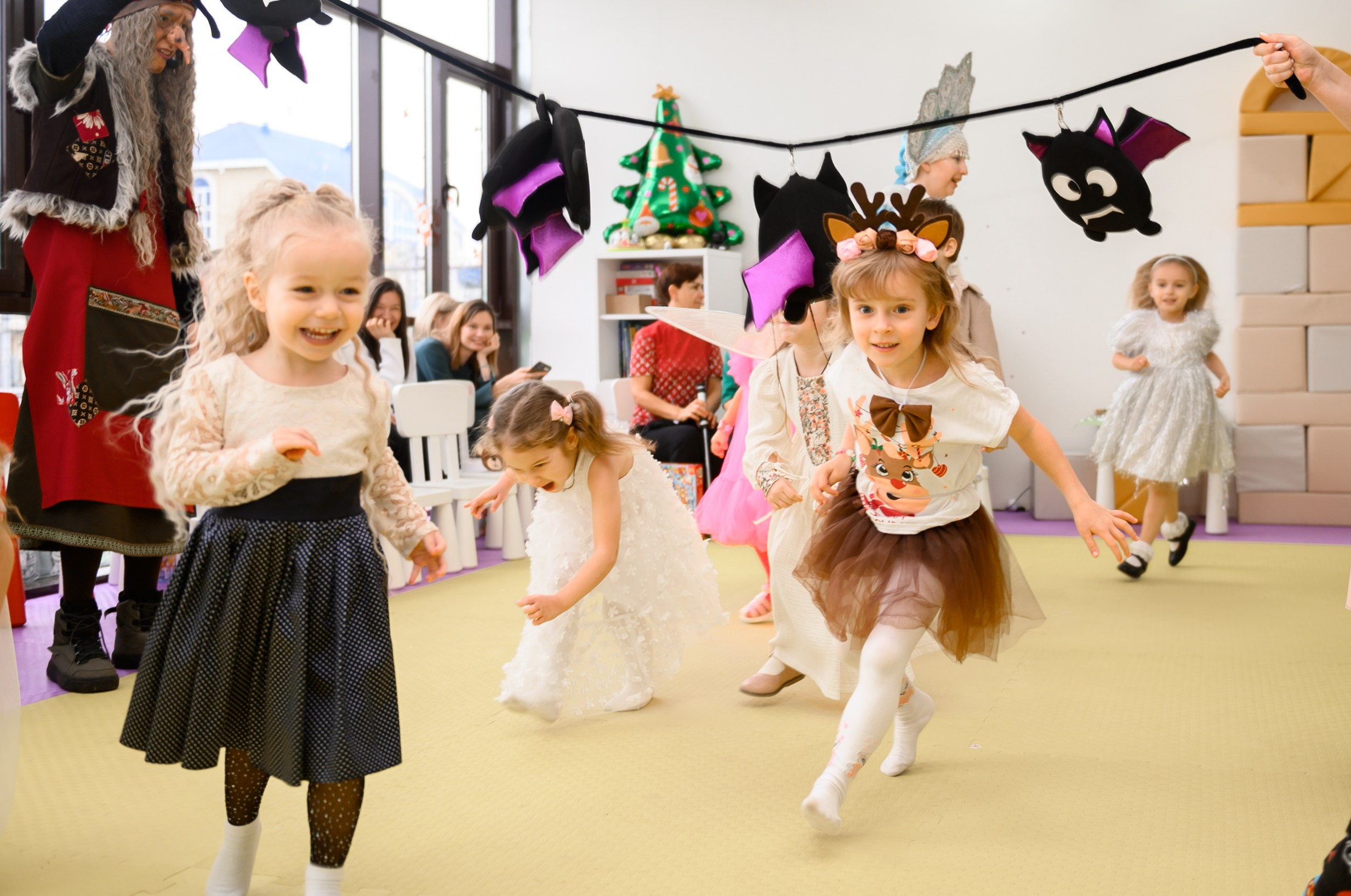 Елка 2025 в детском саду Мишка клуб. Свадебный и семейный фотограф София Невская