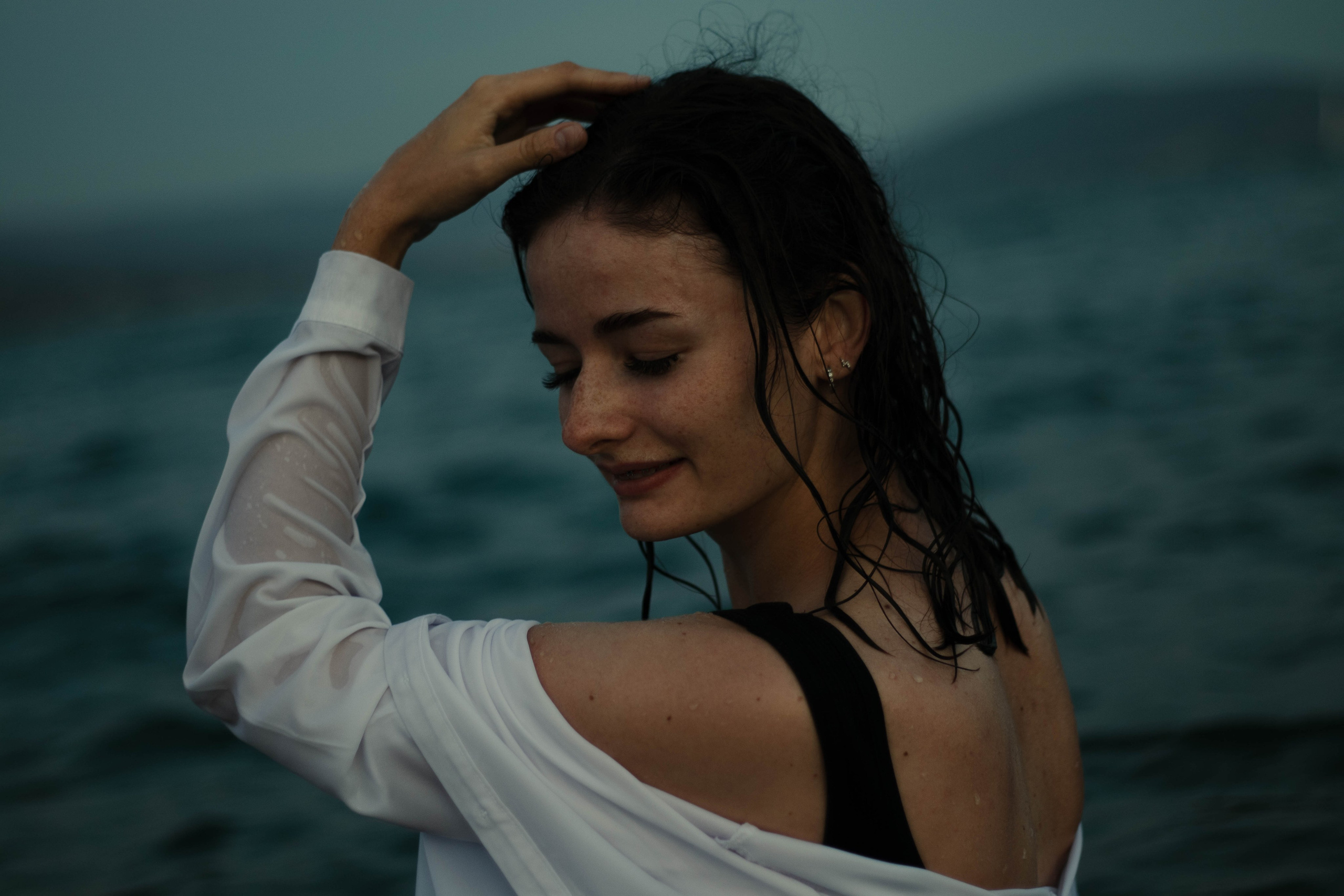 «Невесомость волн: девушка и море». Уличный фотограф Города N