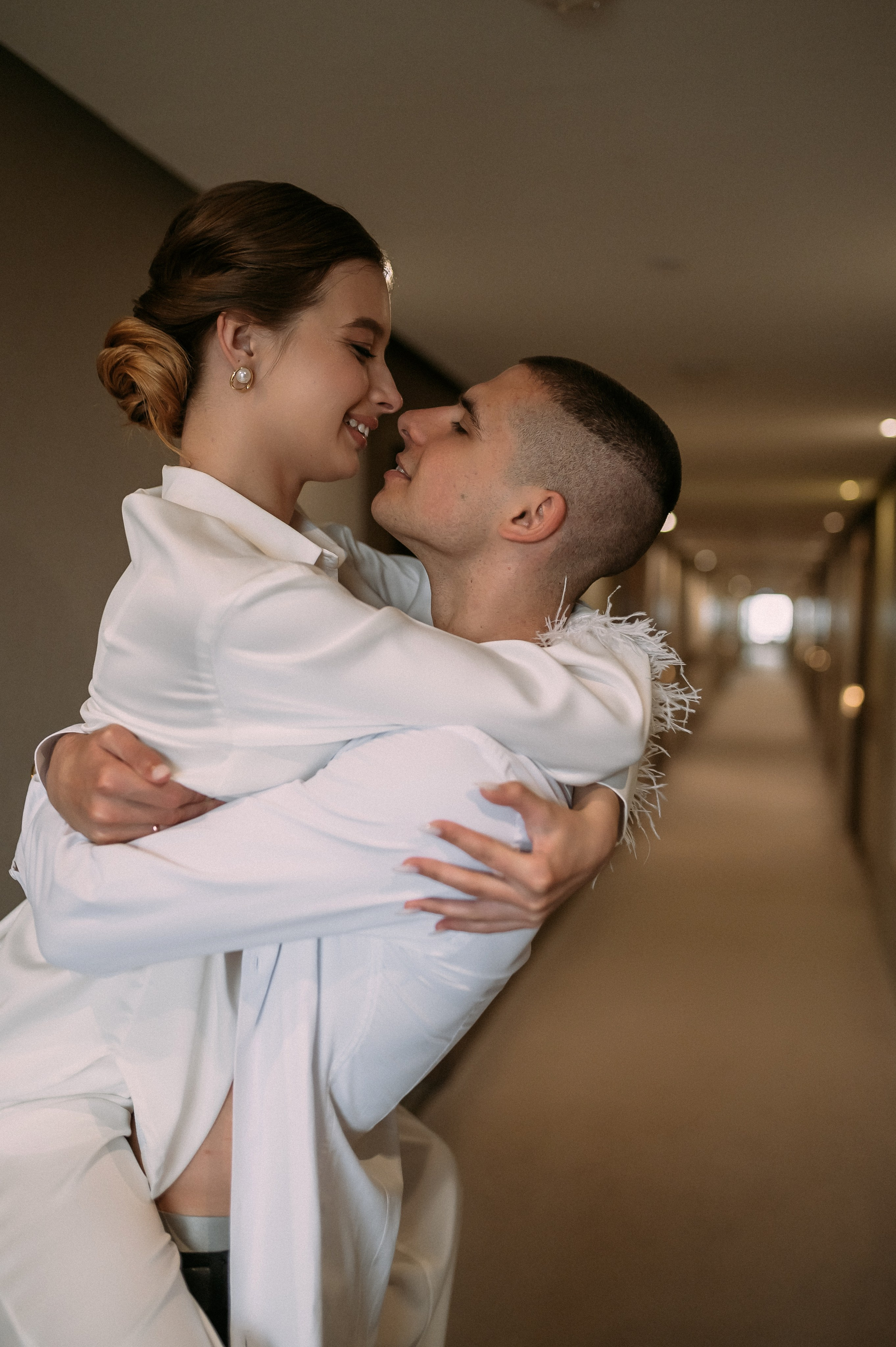 Свадебное утро и прогулка красивой яркой пары. Свадебный и семейный фотограф в Симферополе Дарья Маркова