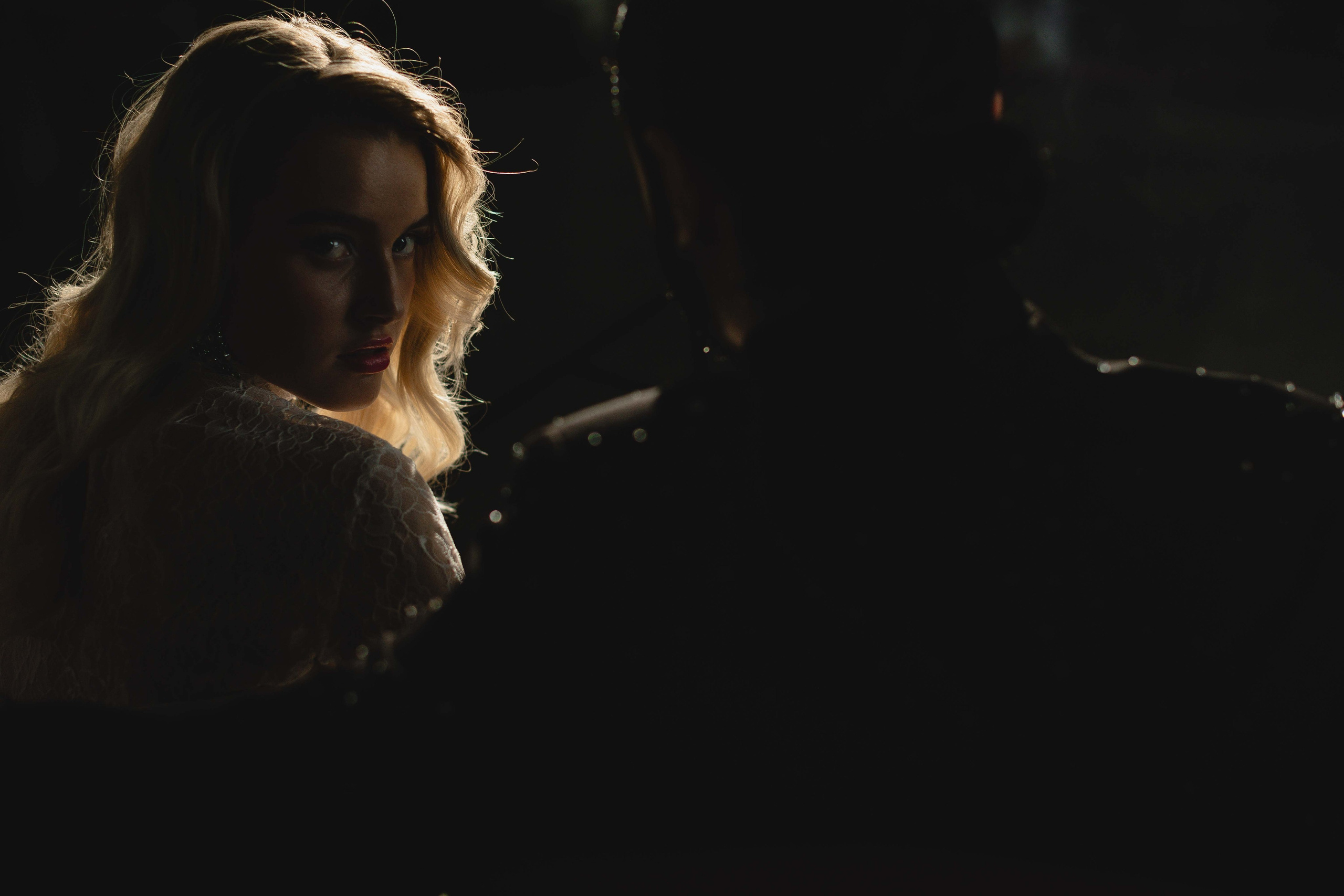 Счастливая пара позирует на свадебной фотосессии на фоне зеленой ткани в театре ,фэшн съемка ,топ 100 — свадебный фотограф Алена Межевова