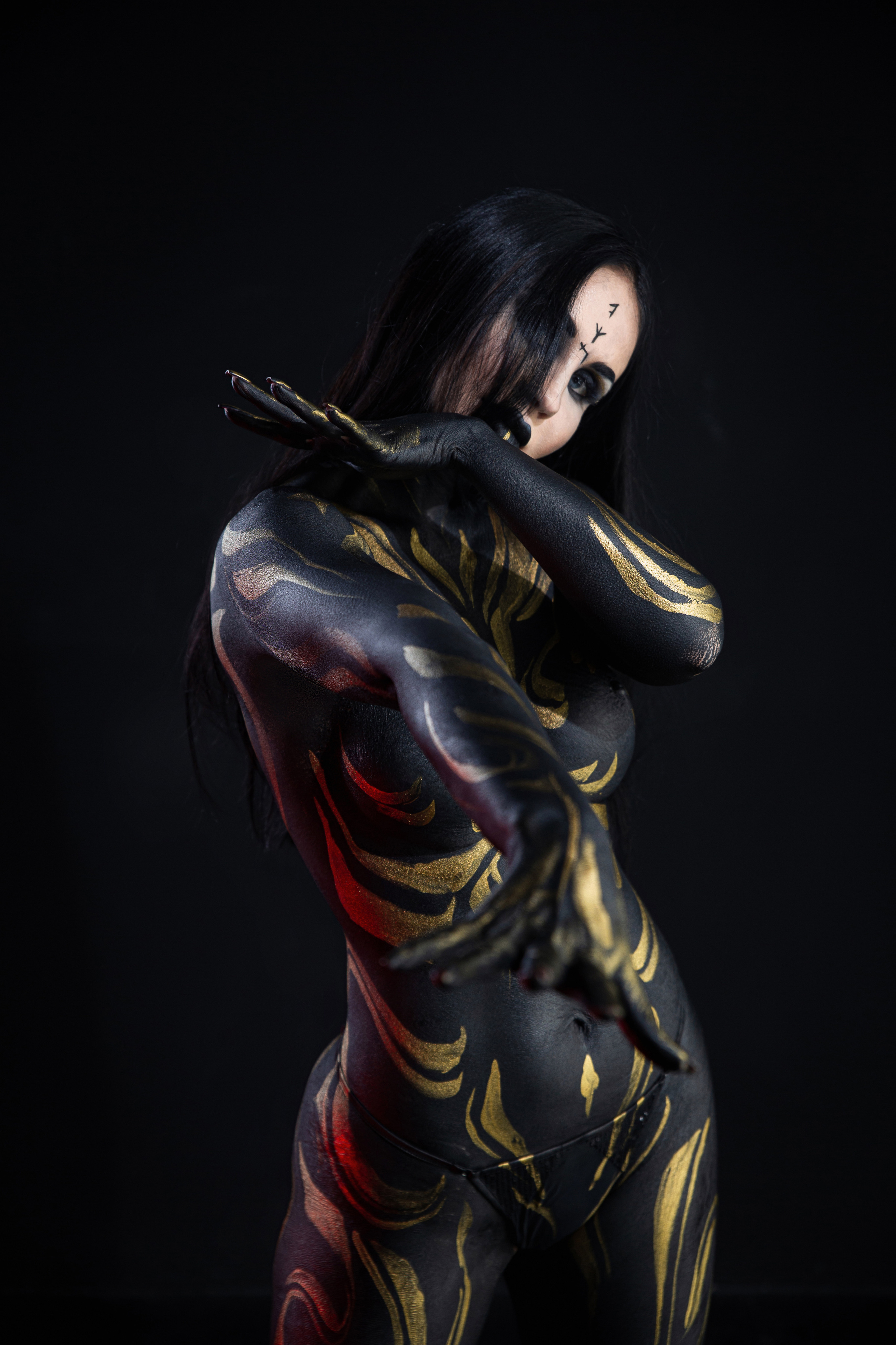 Ведьма в черном-золотом (Бодиарт). Фотограф Камчатка