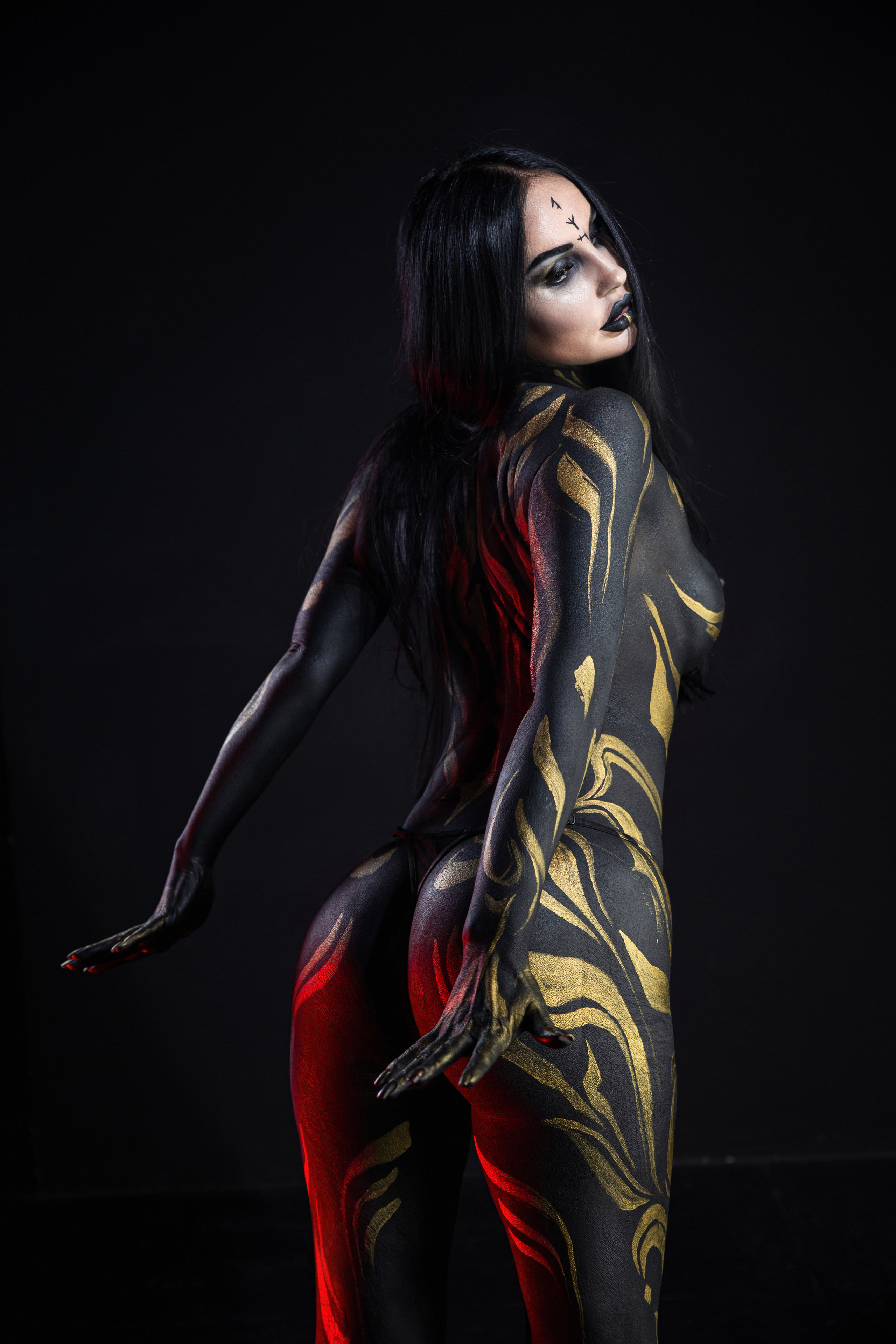 Ведьма в черном-золотом (Бодиарт). Фотограф Камчатка