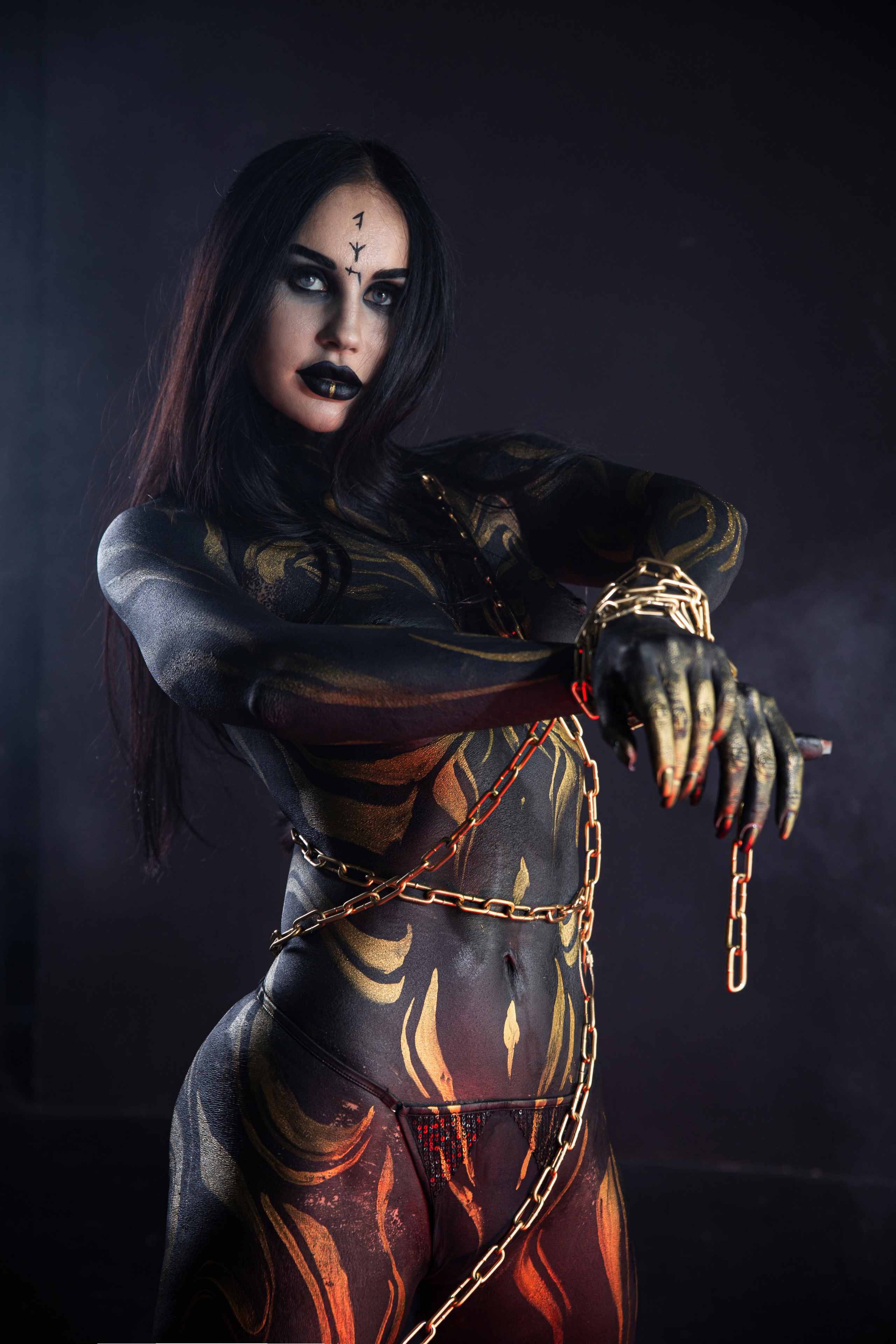 Ведьма в черном-золотом (Бодиарт). Фотограф Камчатка