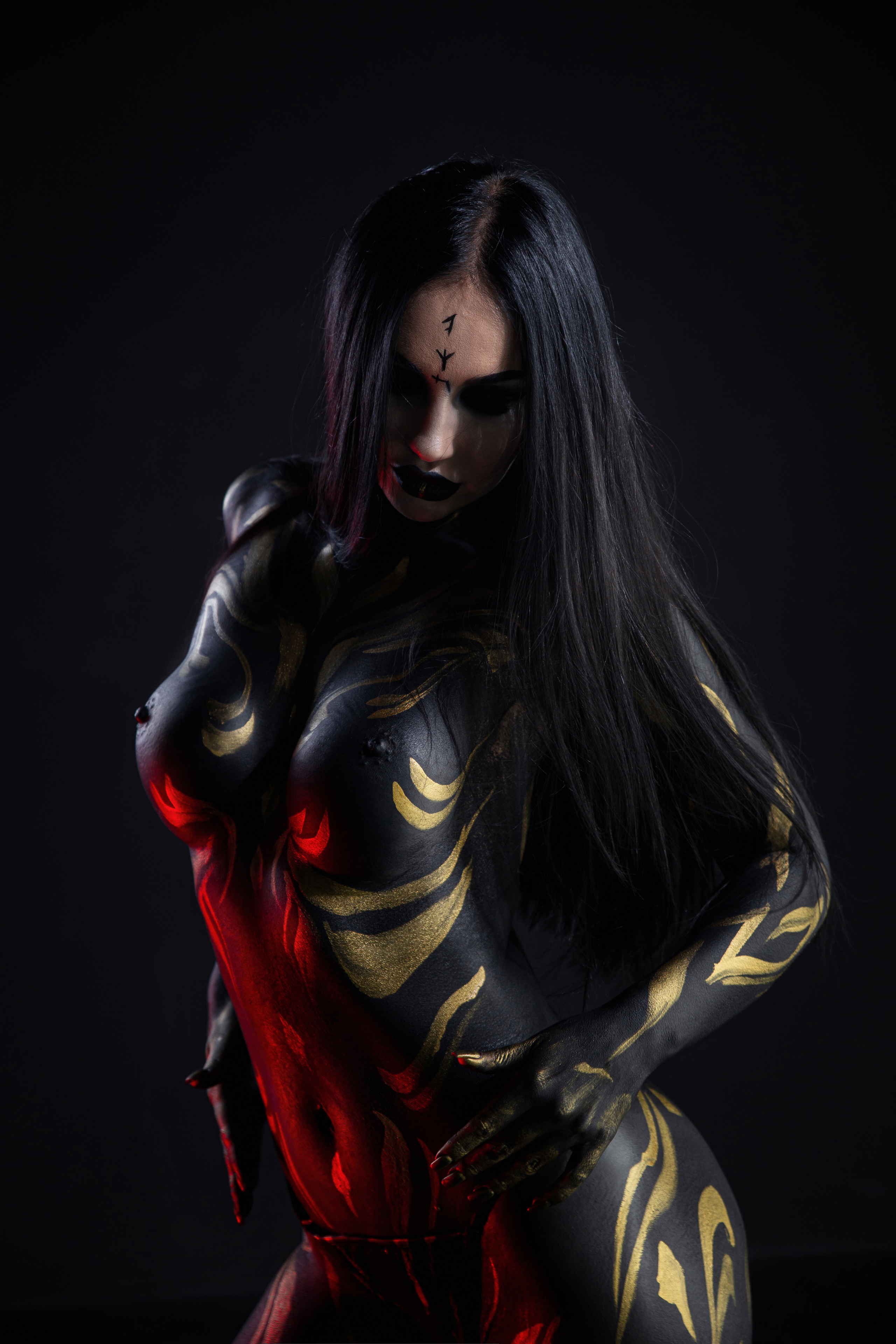 Ведьма в черном-золотом (Бодиарт). Фотограф Камчатка