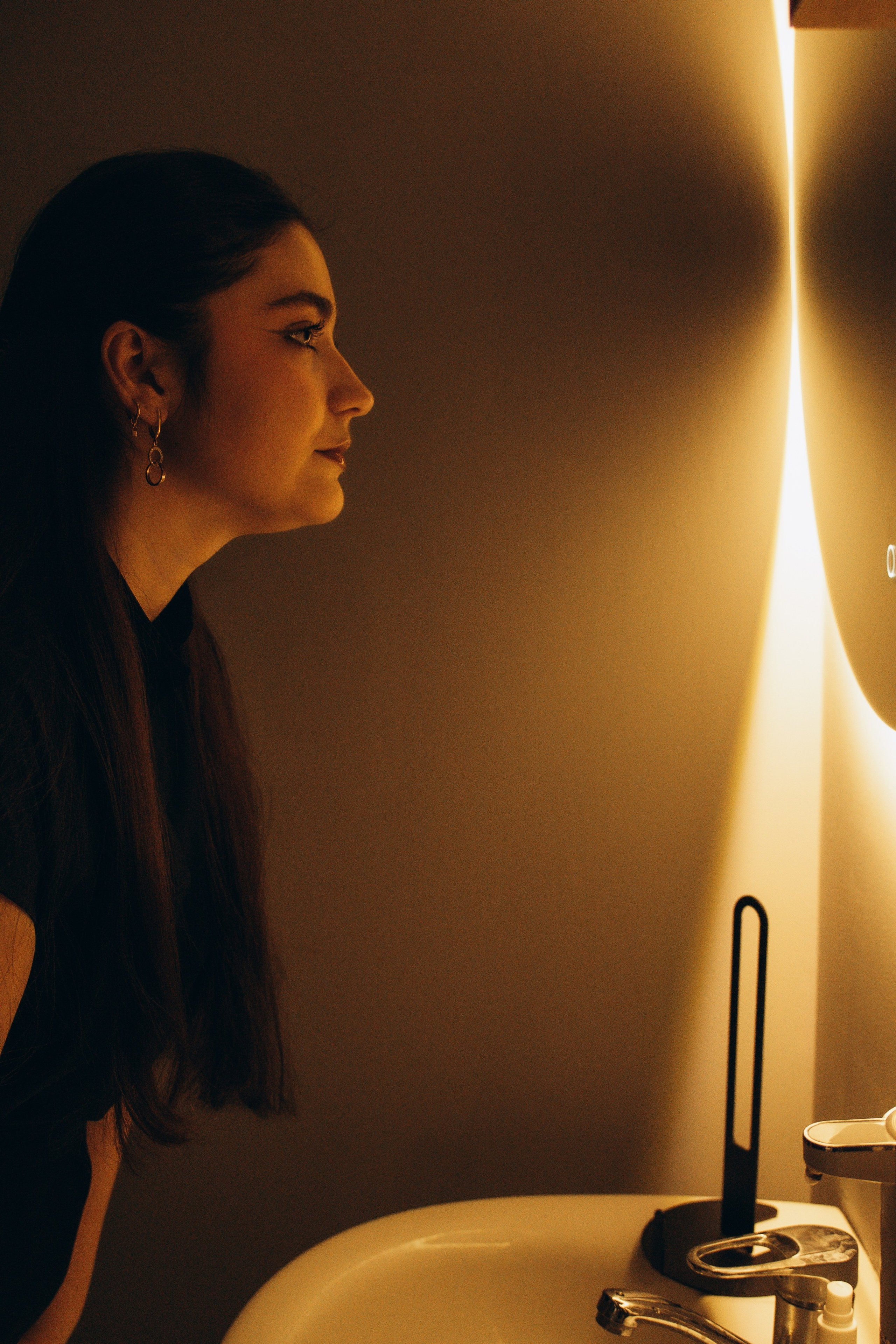 Массажист в кабинете готовится к рабочему процессу