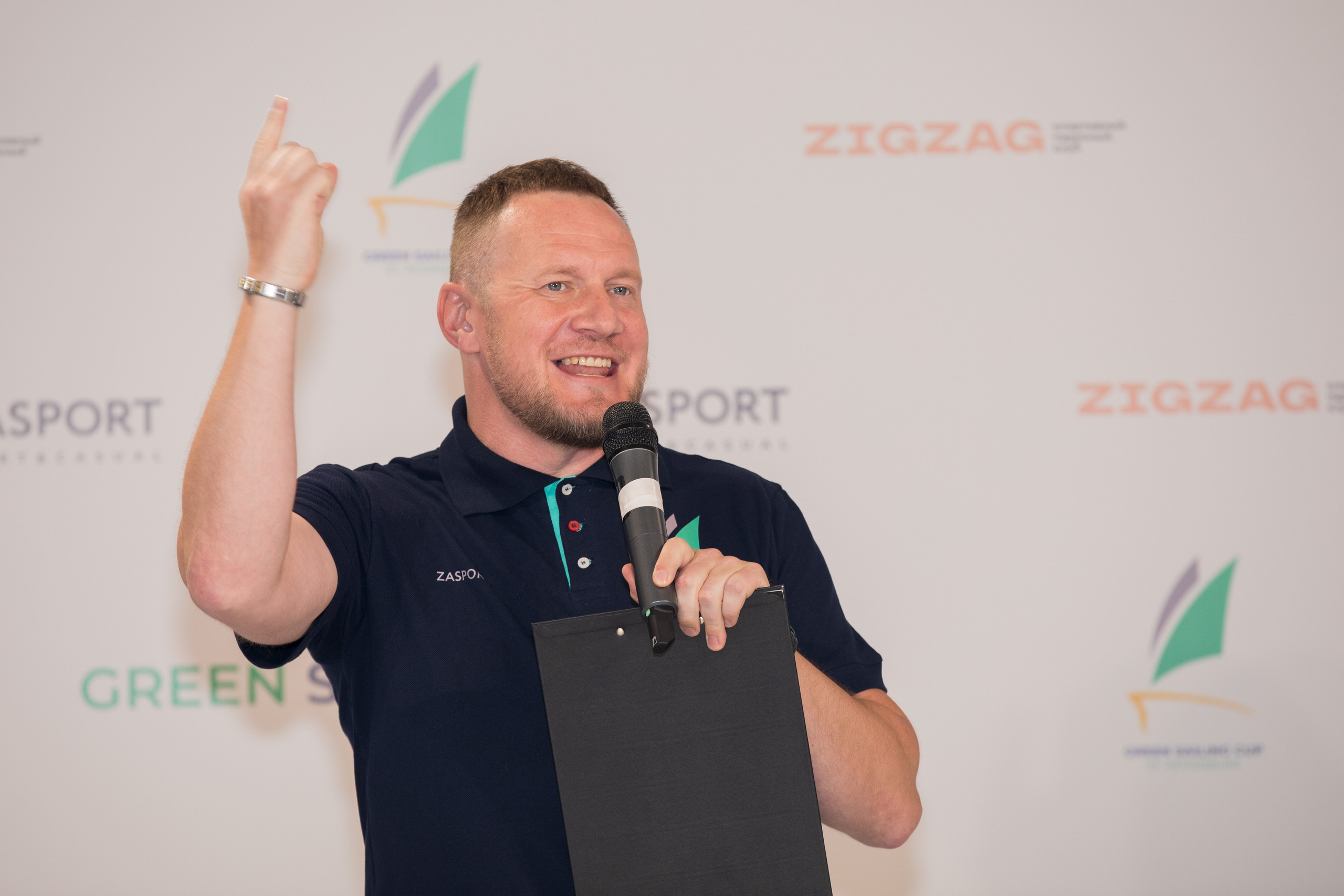 Ведущий на церемонии открытия регаты поддерживает участников.