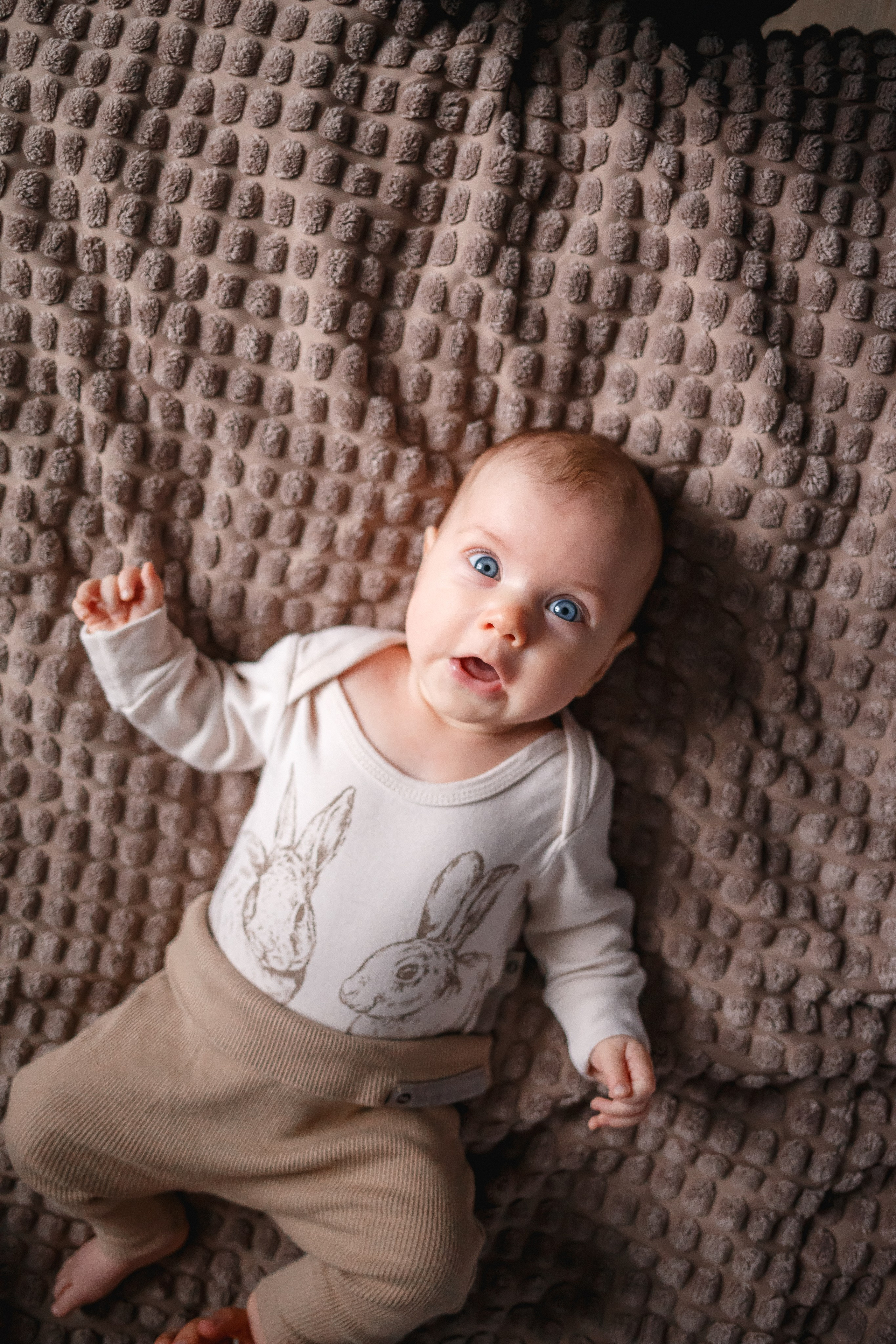 Малышка Катя, родители и бабушка. Домашняя съёмка. Фотограф в Москве Базанова Дарья