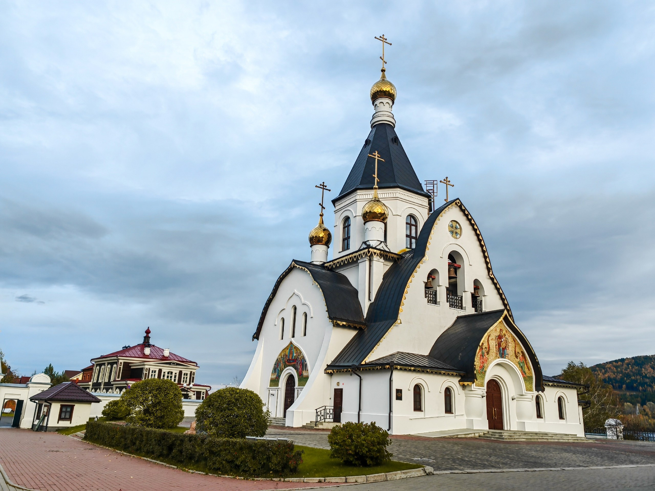 индивидуальная экскурсия авторский фото тур гид по Красноярску трансфер на автомобиле церковь храм Свято Успенский мужской монастырь Красноярск на берегу Енисея посёлок Удачный исследование профессиональный фотограф что посмотреть где побывать достопримечательность заказать цена стоимость описание услуг для туристов