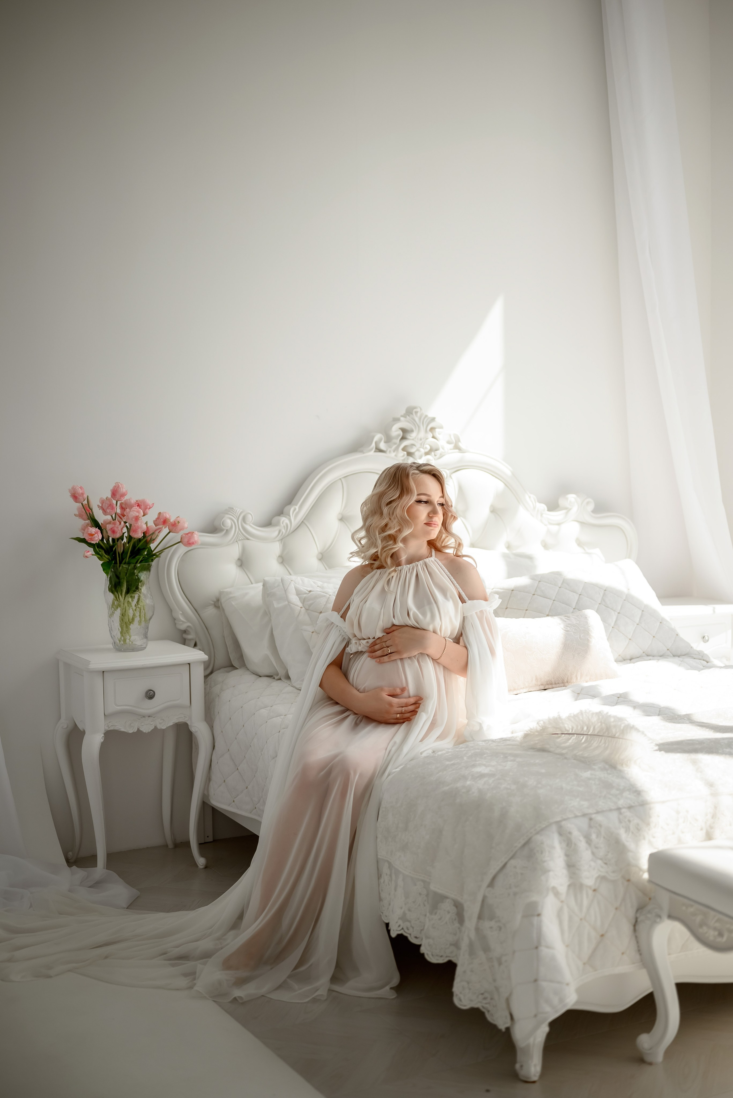 Беременная фотосессия в фотостудии со светлым интерьерам