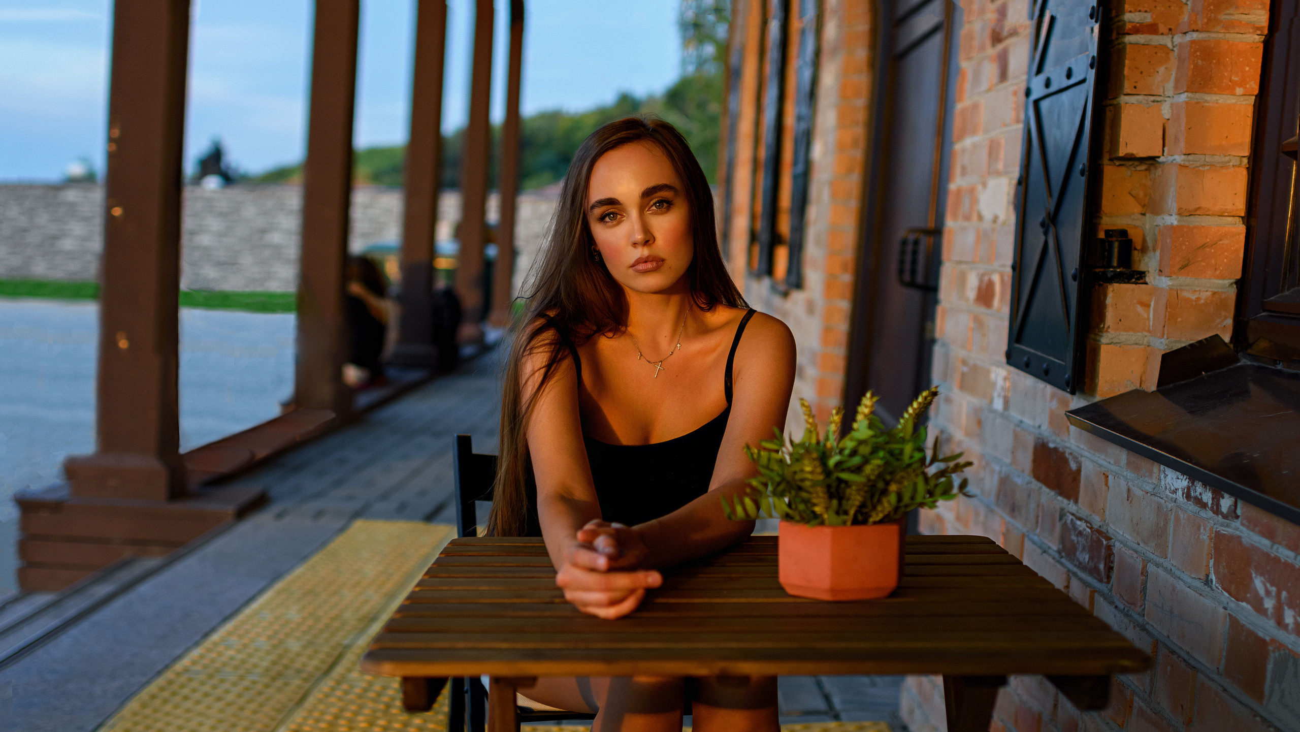 Уличный женский портрет в Тюмени фотограф Павлюк Александр. Фотограф Тюмень Павлюк Александр