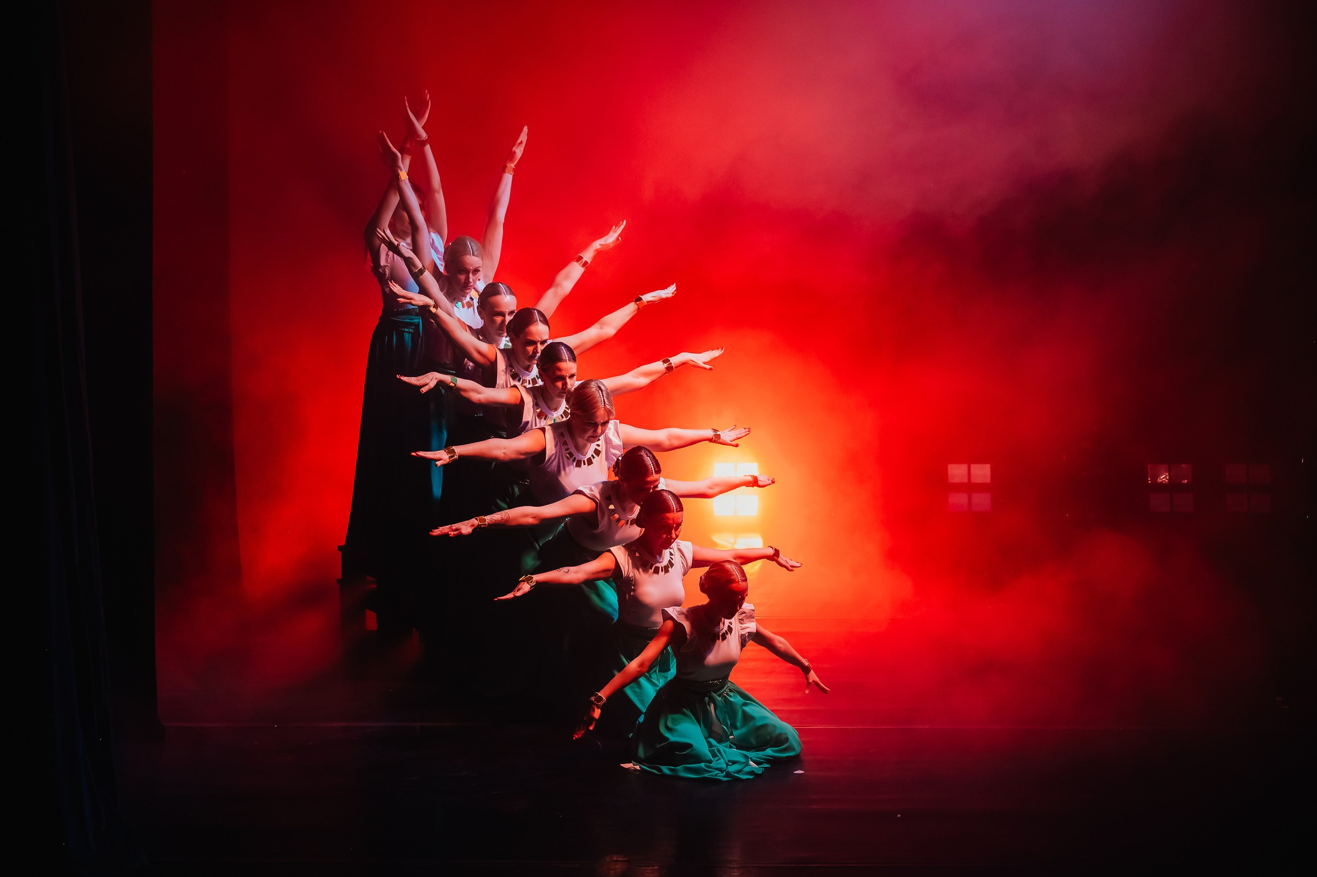 Танцевальное шоу «Ароматы. Путь к себе». Художник по свету Максим Сергачев