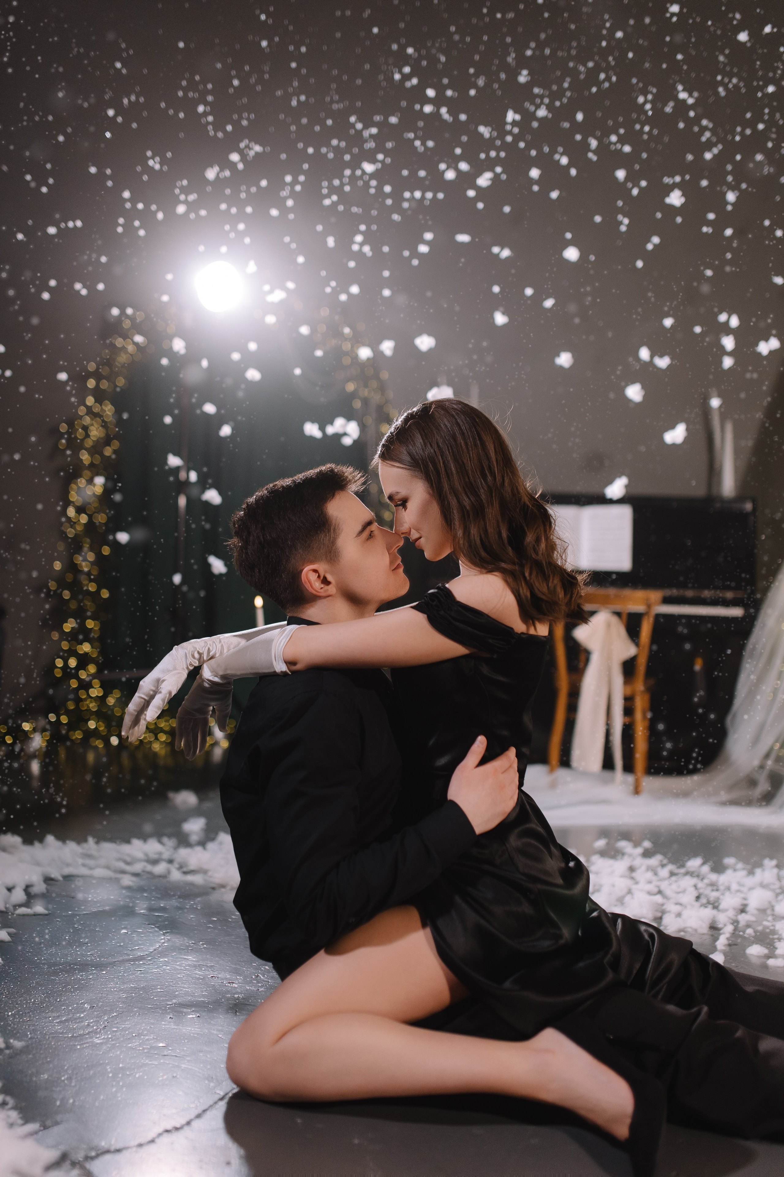 Зимняя фотосессия пары с падающим снегом при свечах. Фотограф и видеограф в Мурманске, Москве Екатерина Нечаева