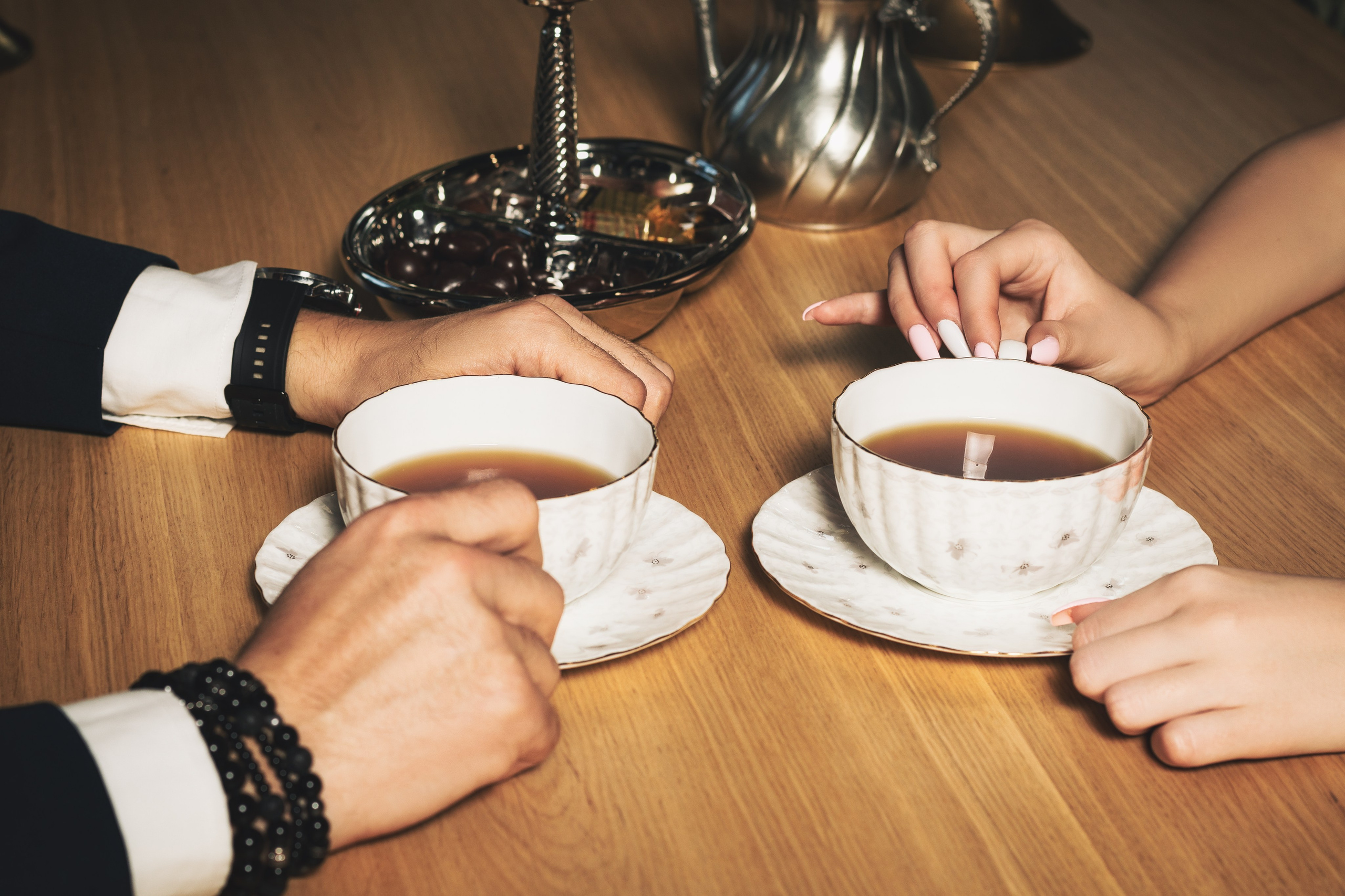 Изысканный тонкий фарфор, свеже заваренный ароматный чай