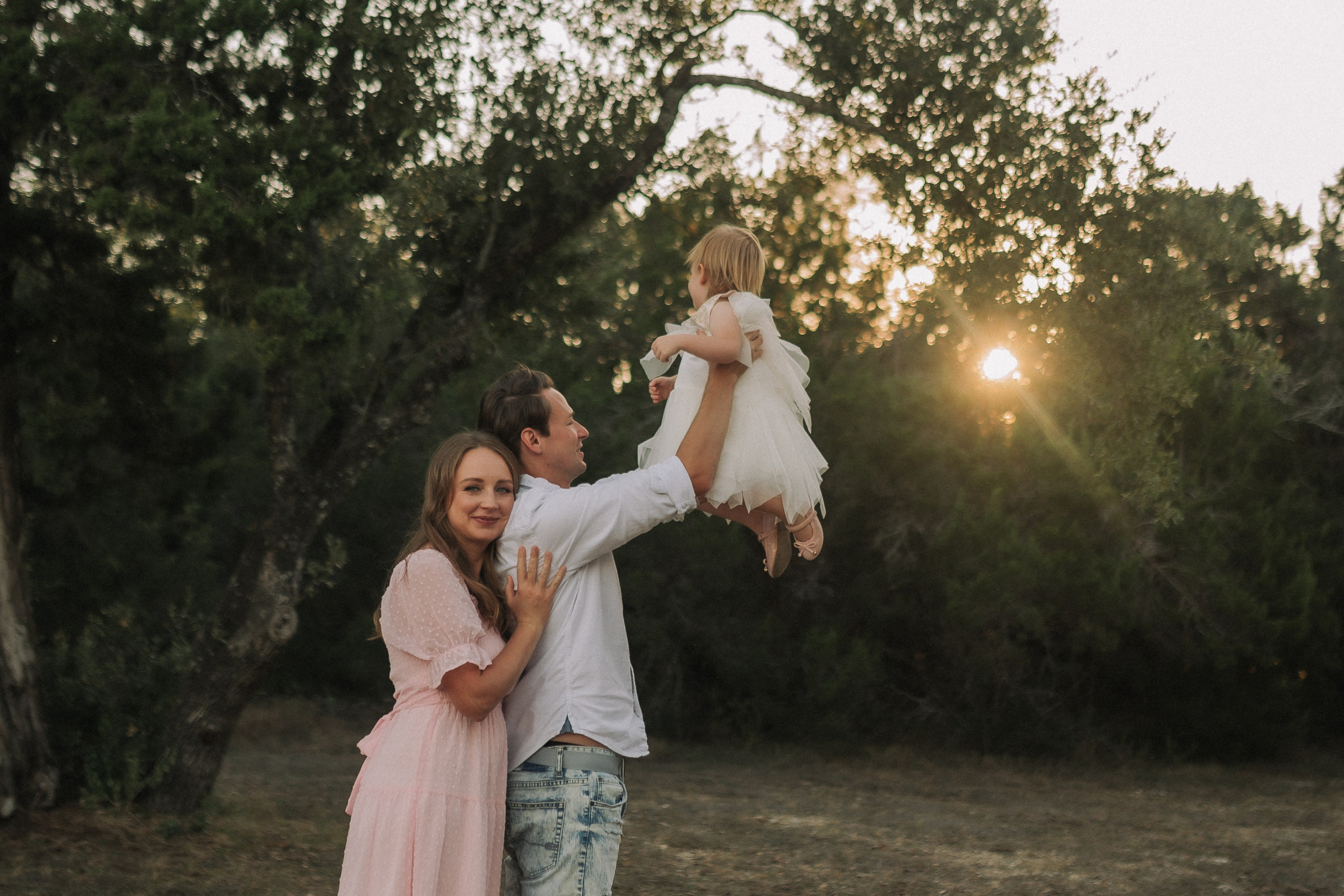 Family snuggles & smiles — cozy family photos