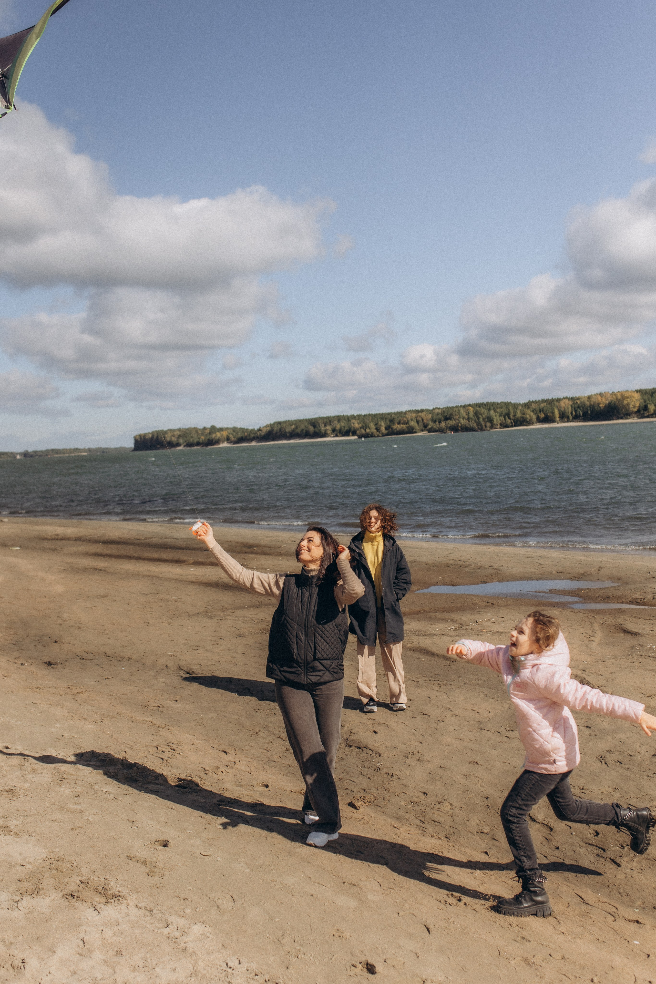 Аня с Ясей и Соней на Обском, осень. Семейный фотограф lifestyle в Новосибирске Елена Шпилевая