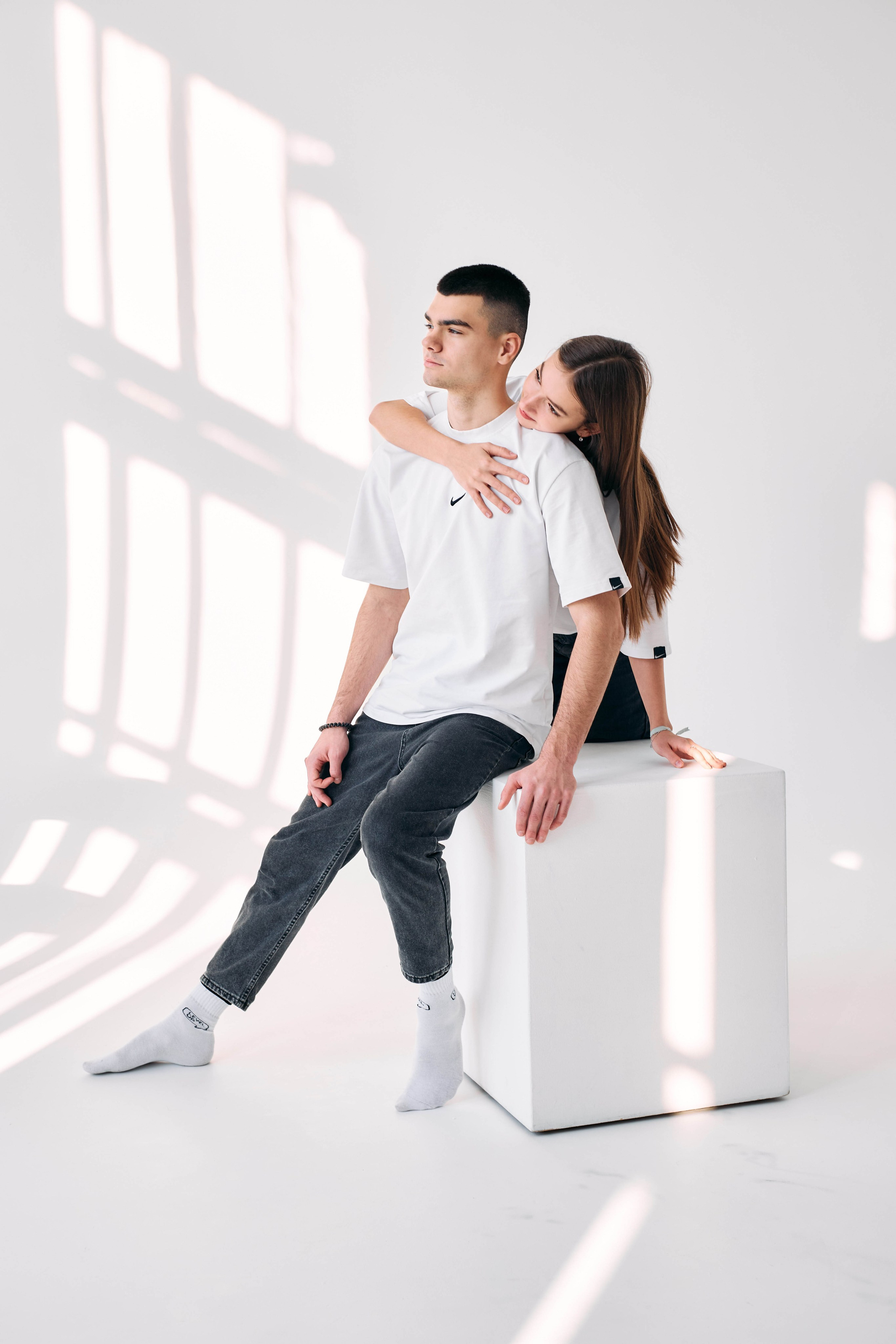 Love Story Максима и Вики на белой циклораме. Профессиональный фотограф Максим Романов в городе Хабаровске