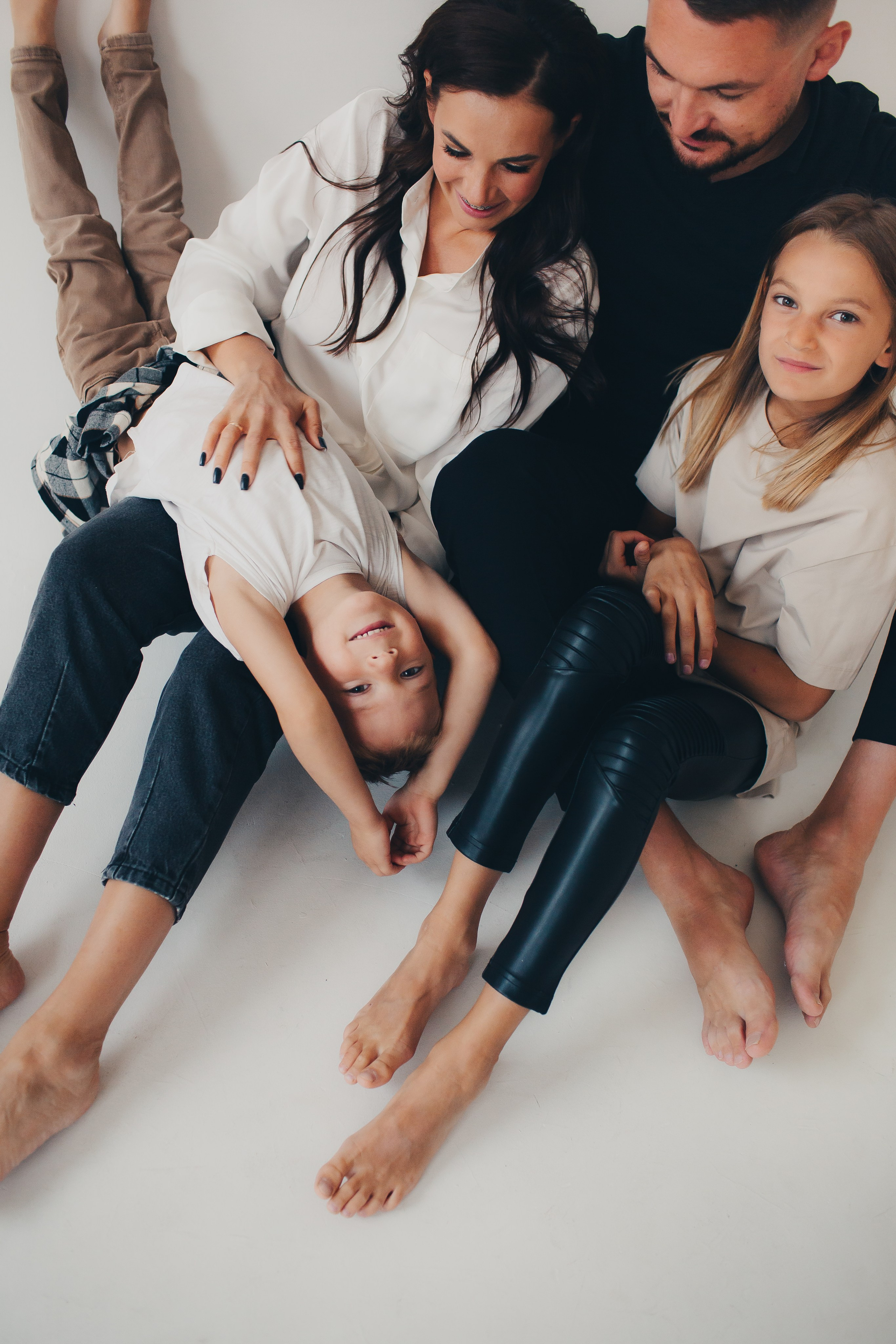 Семейная съёмка на белом фоне. Фотограф Евгения Мальцева, Архангельск