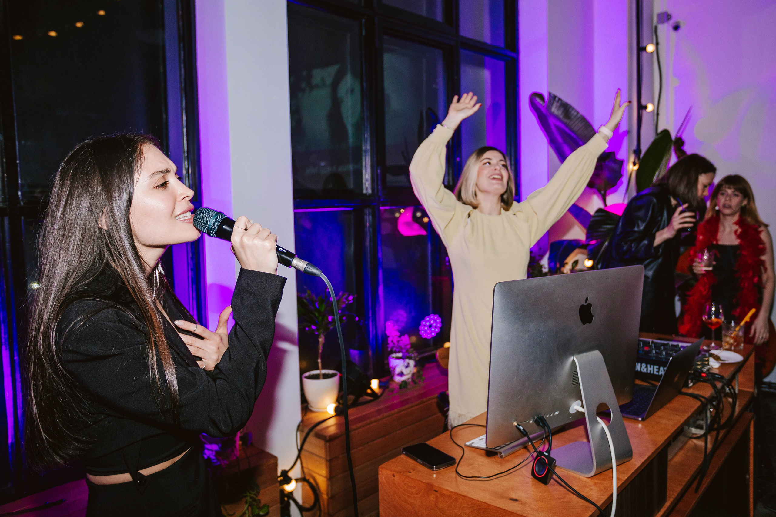 МЕНЯ ПОВСЮДУ ОКРУЖАЕШЬ ТЫ