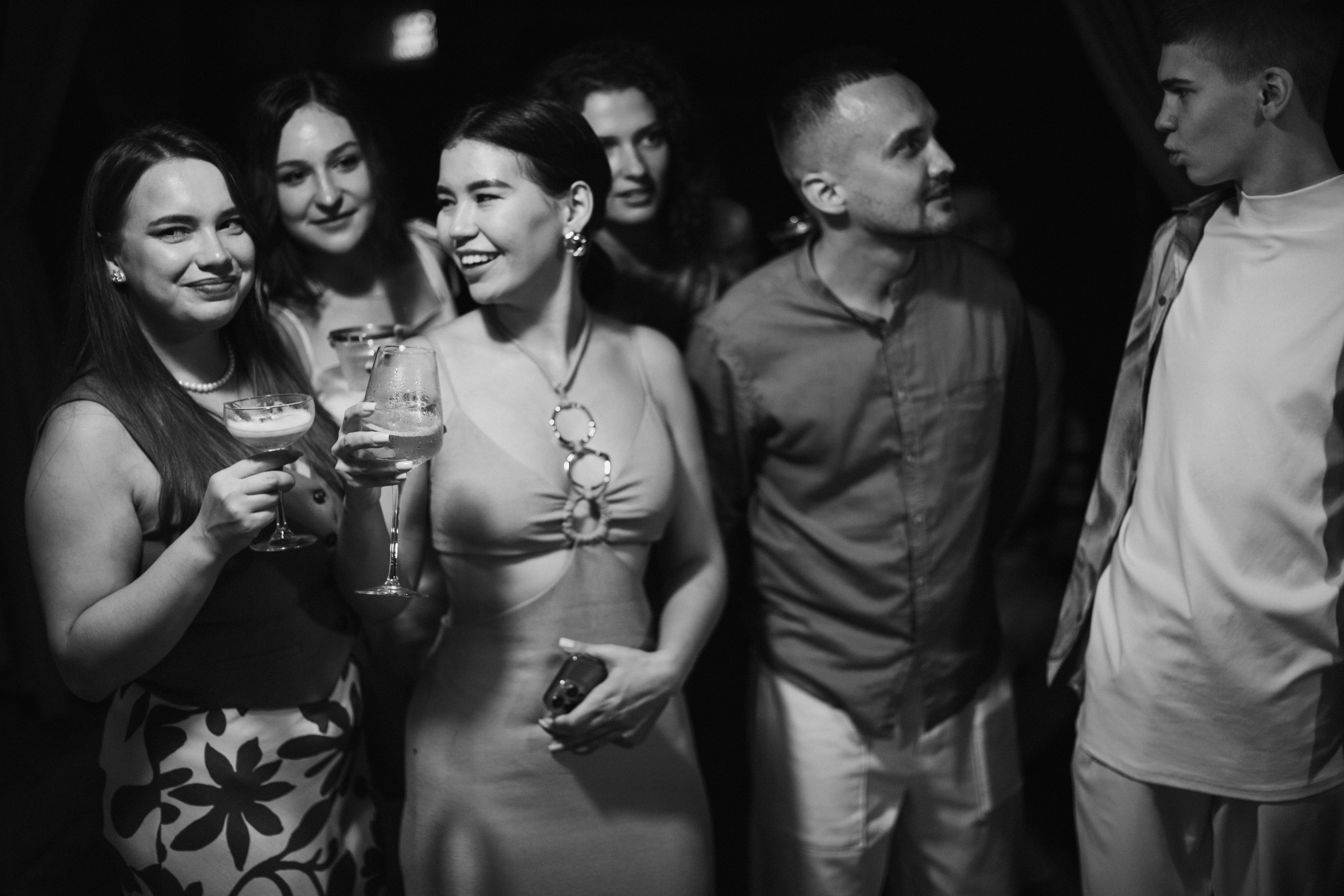 Фотосессия вечеринки у бассейна с видом на горы. Свадебный, репортажный и портретный фотограф Сочи, Краснодар. Александра Зайцева