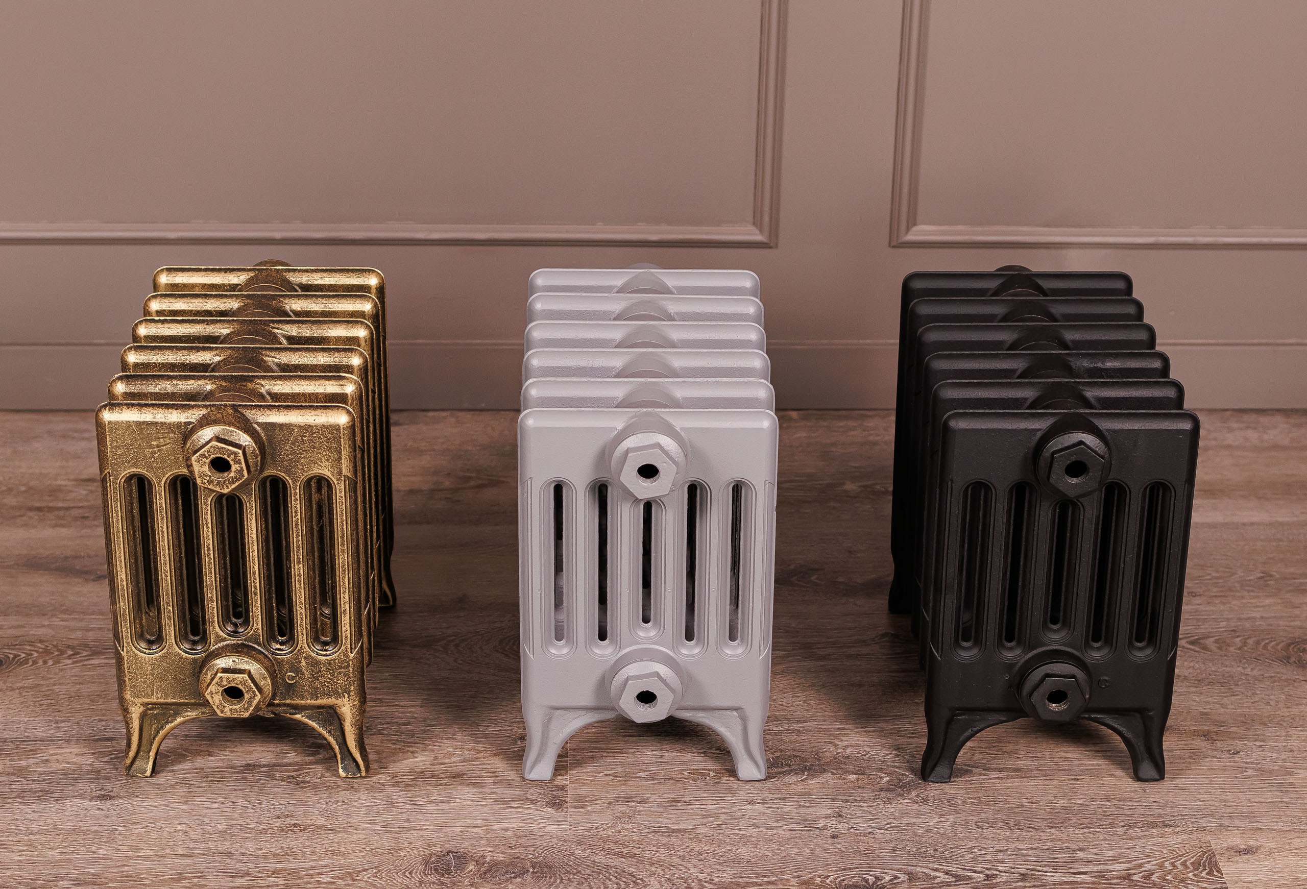 Предметные фотографии дизайнерских радиаторов отопления в стиле ретро