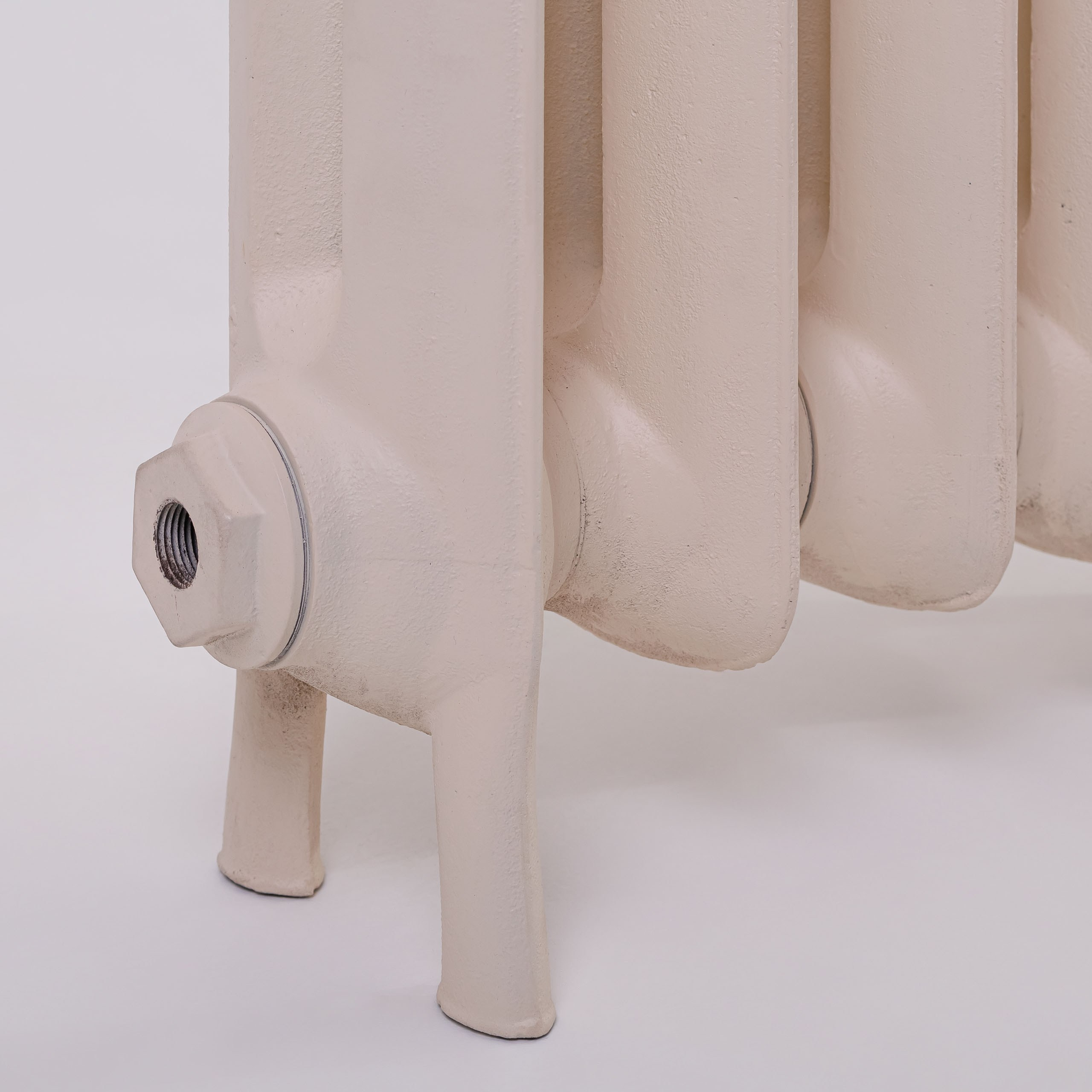 Предметные фотографии дизайнерских радиаторов отопления в стиле ретро