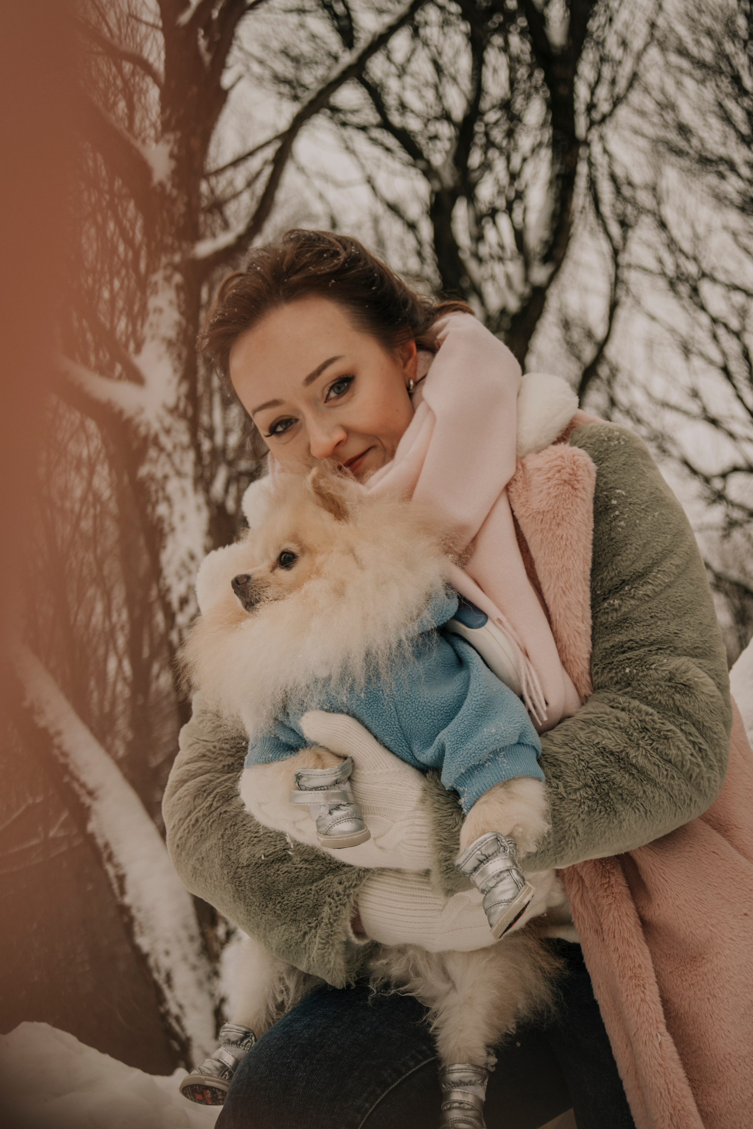 Портрет женщины в шубе и шпица в голубом костюме на фоне зимнего леса