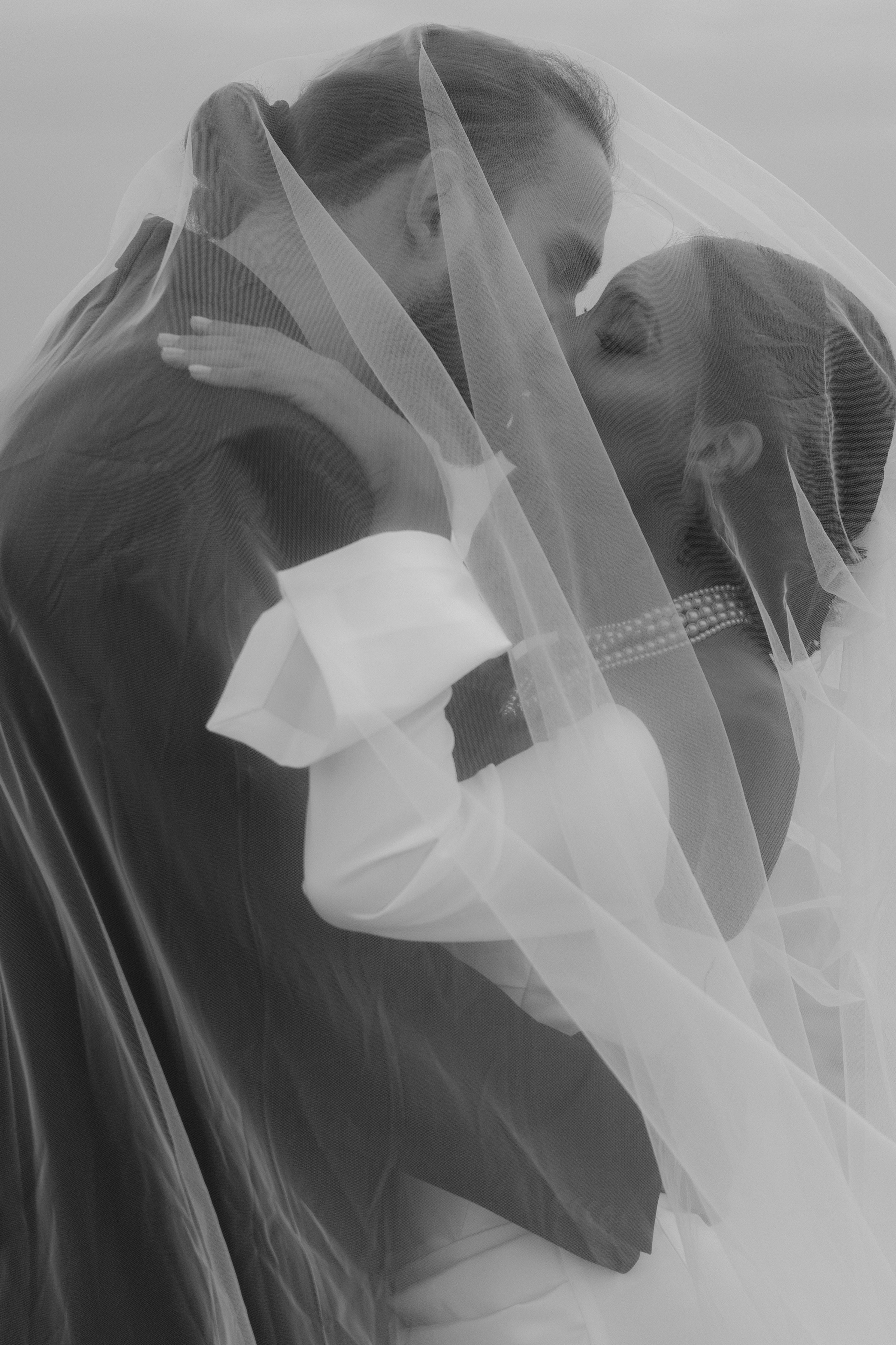 Выездная регистрация на море с белыми розами. Свадебный фотограф Калининград