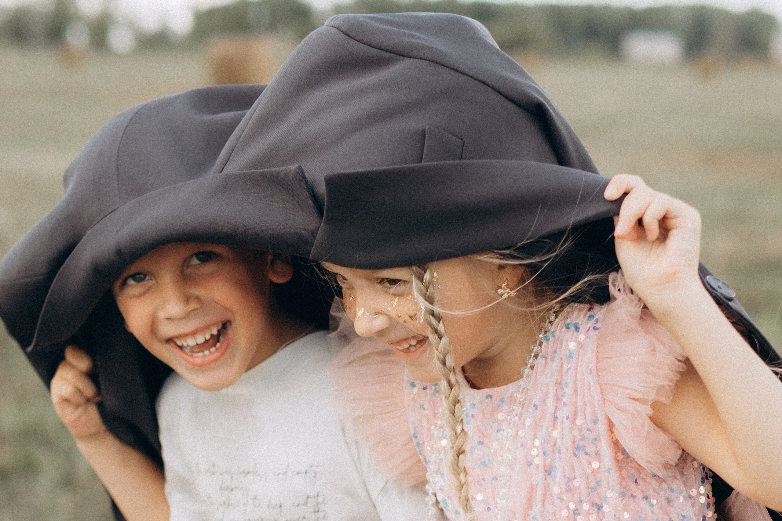 Вика и Миша на сене. Семейный фотограф lifestyle в Новосибирске Елена Шпилевая