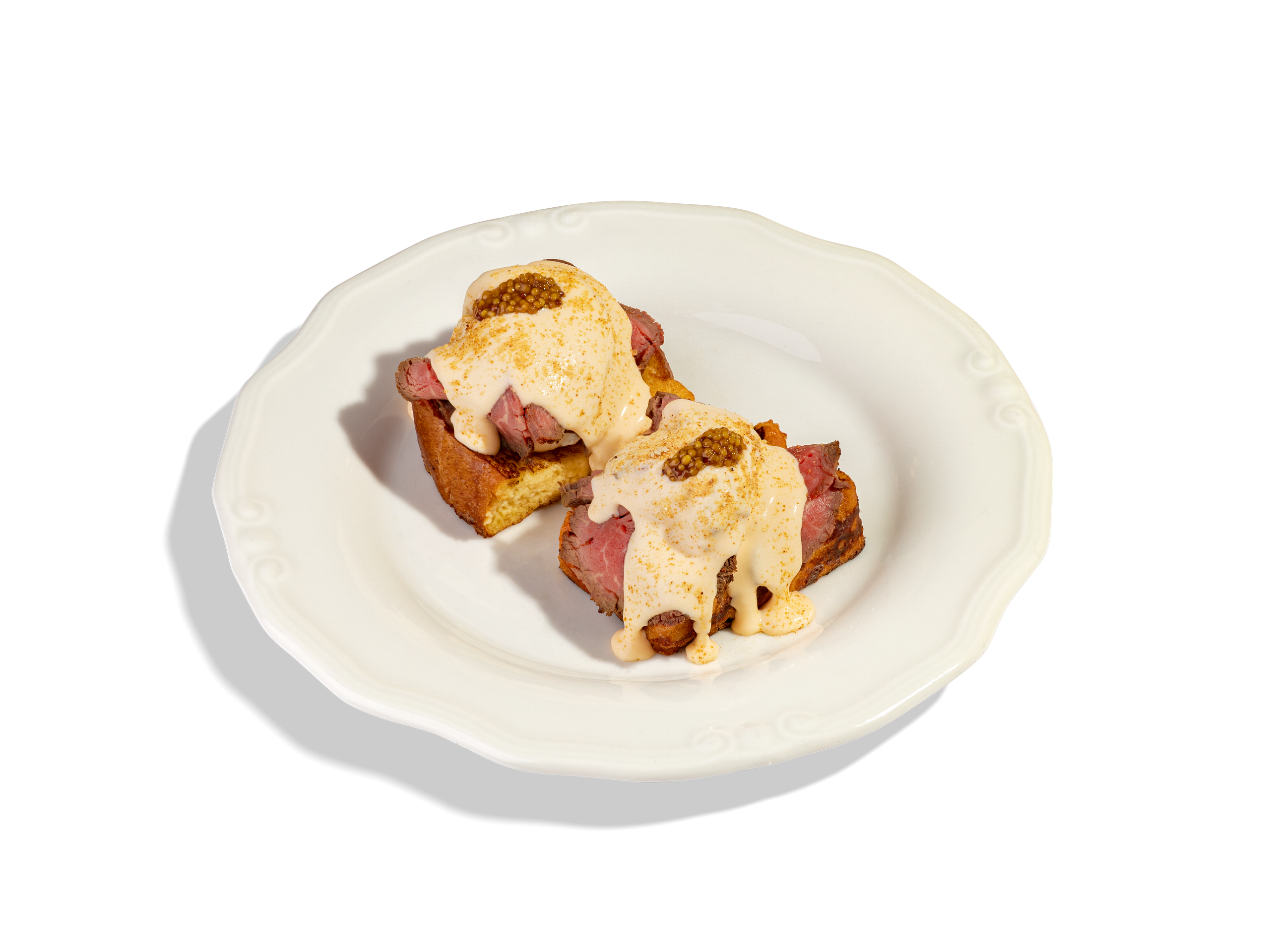 БЕНЕДИКТ С РОСТБИФОМ — 890₽. Воздушная булочка бриошь с ростбифом, голландским соусом, яйцом - пашот, с добавлением зернистой горчицы и трюфельного масла. 