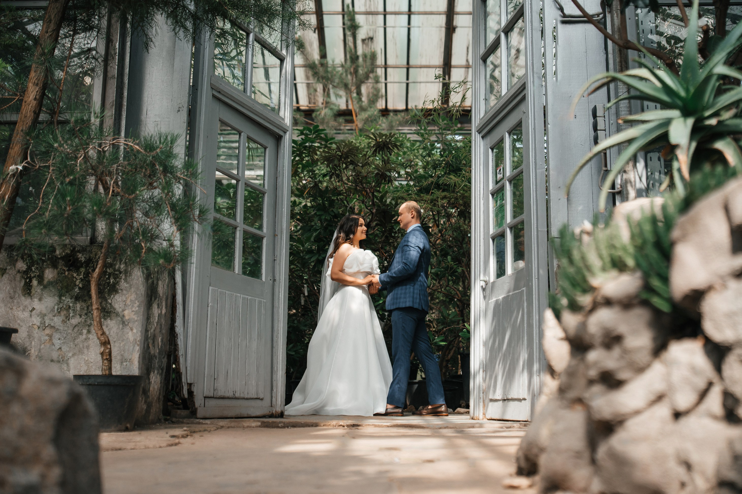 Свадебная фотосессия в оранжерее Ботанического сада им. Цицина. Свадебный и репортажный фотограф-видеограф Москва и Московская область