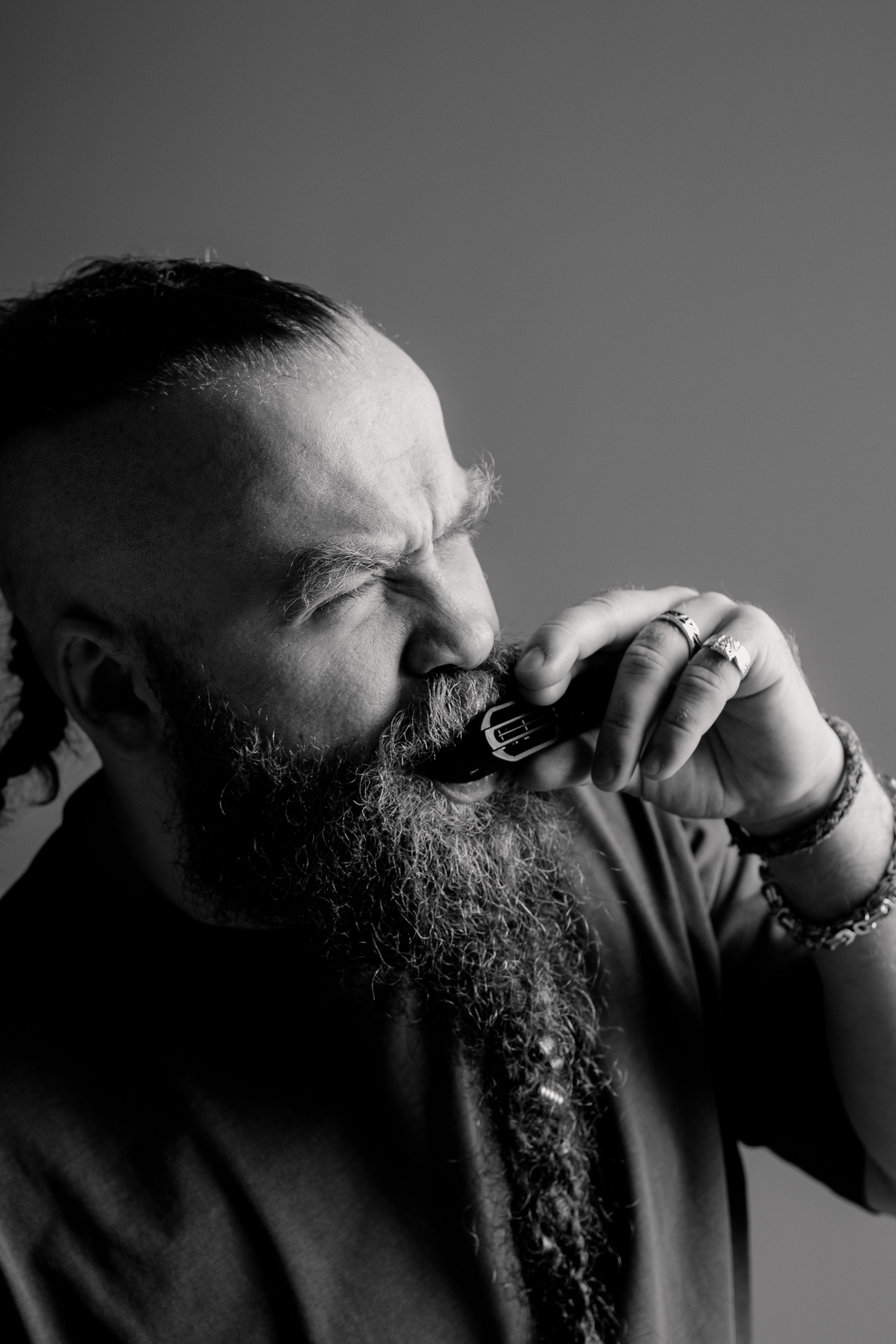 Борис Плотников. Губная гармоника. Мужской портрет, фотосессия для музыканта. Фотограф в Екатеринбурге Пойгина Елена