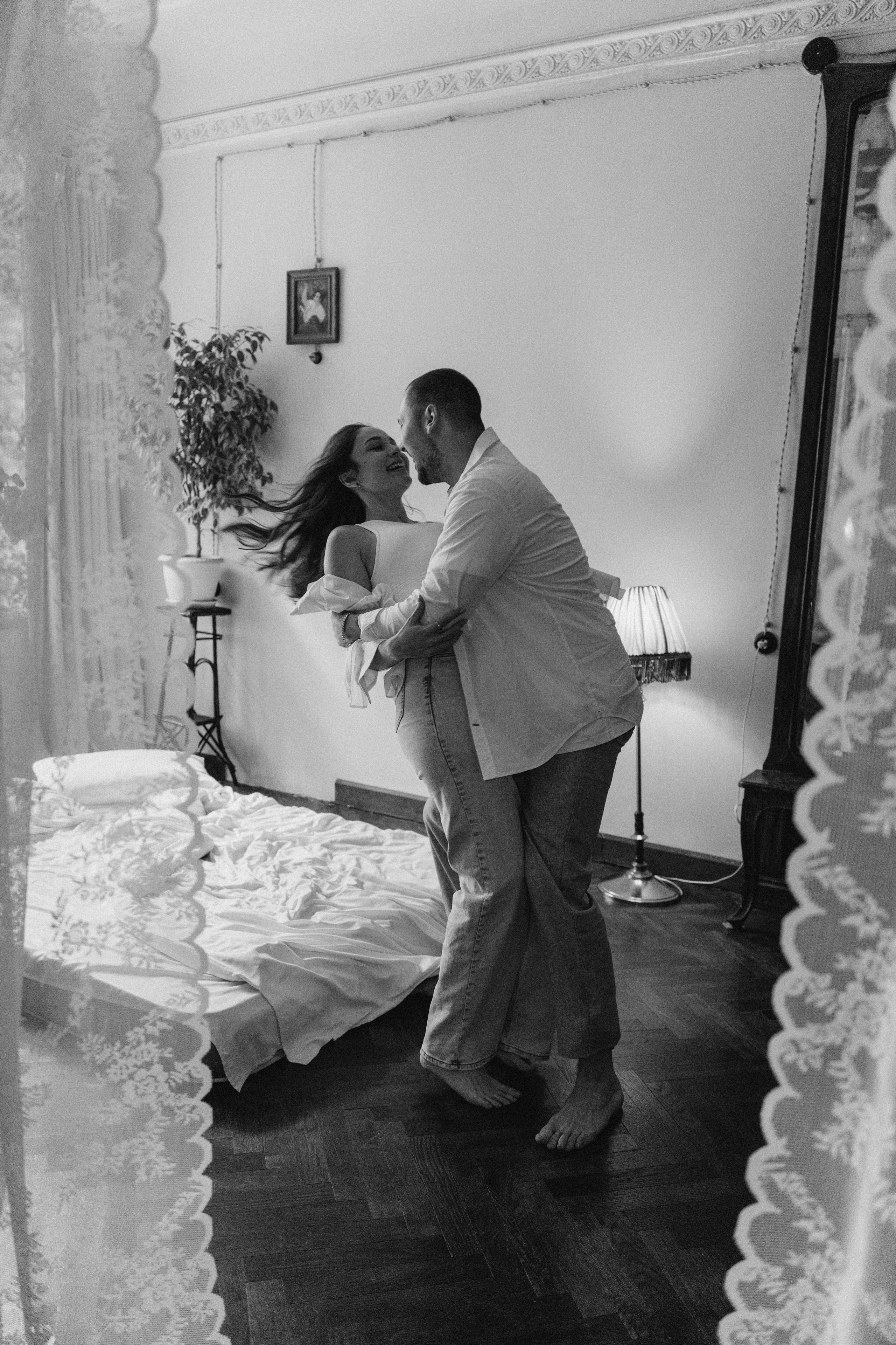 Парная фотосессия в студии. Фотосессия лавстори в Санкт-Петербурге. Живые атмосферный парные фотографии.